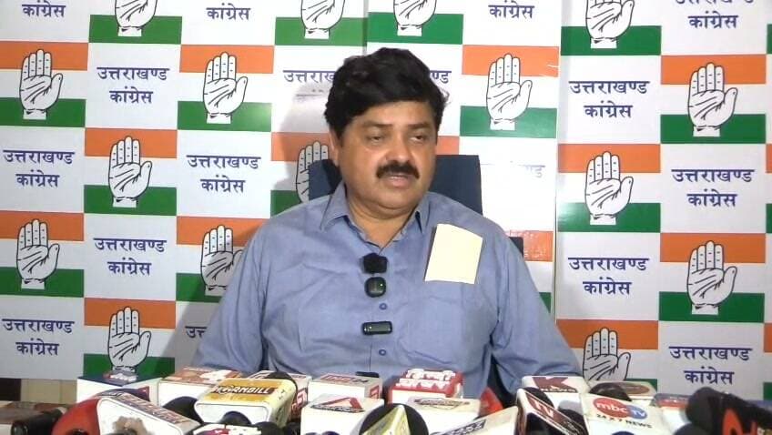 BRICKS सम्मेलन को लेकर कांग्रेस प्रदेश अध्यक्ष गणेश गोदियाल का बयान आया सामने।
BRICKS सम्मेलन में अमेरिका के राष्ट्रपति डोनल्ड ट्रंप की मौजूदगी का किया जिक्र।
लेकिन बड़ा सवाल है कि BRICKS सम्मेलन में जो देश शामिल हुए उनमें अमेरिका नहीं आता।
जानकारी के अभाव में दिया गया बयान अब चर्चाओं का विषय बन गया है।
#dehradunnews #UttarakhandNews