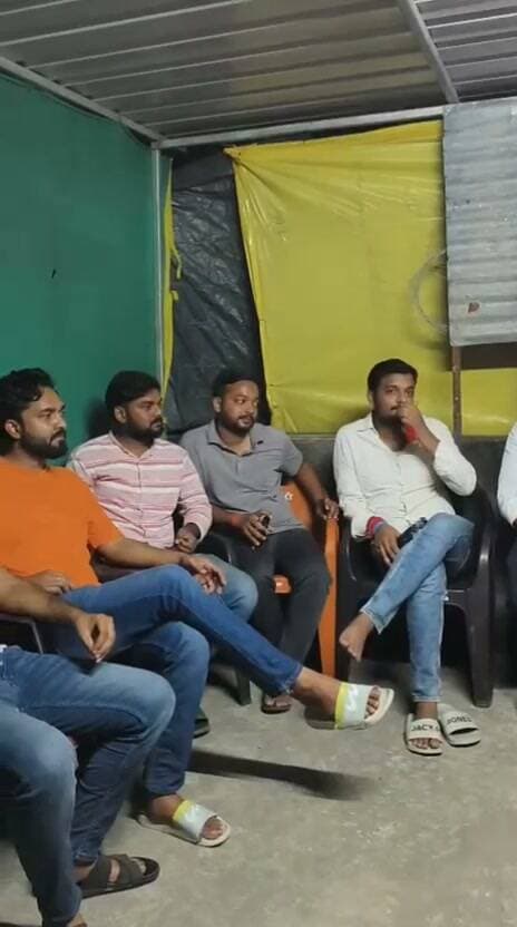 रफीगंज में फिर सजेगा डांडिया महोत्सव
रफीगंज, औरंगाबाद
रफीगंज में डांडिया महोत्सव को लेकर तैयारियां शुरू हो गई हैं। चरकावां मार्केट स्थित एबीवीपी कार्यालय में आयोजन समिति की बैठक हुई। इस वर्ष डांडिया महोत्सव 16 अक्टूबर को नवरात्रि की षष्ठी तिथि पर आयोजित होगा।
आयोजकों के अनुसार, डांडिया दीवाने 2.0 में केवल फैमिली और कपल को प्रवेश मिलेगा। 500 रुपये के पास पर दो लोगों को प्रवेश दिया जाएगा। कुल 200 पास ही जारी किए जाएंगे, जिनका वितरण 5 अक्टूबर से होगा। पास के साथ डांडिया स्टिक, फास्ट फूड और पानी निशुल्क उपलब्ध कराया जाएगा।
इस बैठक में शुभम् सिंह, सुमित शौंडिक,रोहित कुमार,विक्की कश्यप,अंकित कुमार,अमन कुमार,छोटू कुमार,अभिषेक,सनी कुमार,राहुल कुमार,अंशु कुमार,गुड्डू चौरसिया,उपस्थित रहे!