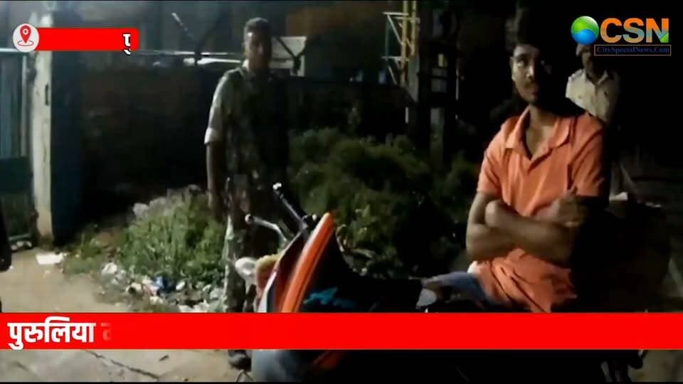 पश्चिम बंगाल के पुरुलिया से हत्या की ऐसी वारदात सामने आई है, जिसने सनसनी मचा दी... पुलिस ने एक युवक को बाइक पर बोरी में लाश ले जाते हुए पकड़ा। बोरी खोली गई तो अंदर 19 साल की युवती का शव मिला। पुलिस के मुताबिक, आरोपी उसका बॉयफ्रेंड अमित कुमार महतो है।
पश्चिम बंगाल के पुरुलिया में 19 साल की युवती की हत्या का मामला सामने आया है। पुलिस ने युवती के बॉयफ्रेंड अमित कुमार महतो को शव के साथ गिरफ्तार किया है।
पुलिस के मुताबिक, आरोपी युवक युवती की हत्या के बाद उसके शव को बोरी में भरकर बाइक के पीछे बांधकर ले जा रहा था। बताया जा रहा है कि वह शव को पहाड़ी इलाके में ठिकाने लगाने की कोशिश में था, लेकिन रास्ते में पुलिस की चेकिंग के दौरान पकड़ा गया।
दरअसल, शनिवार दोपहर से युवती लापता थी। युवती नर्सिंग की पढ़ाई कर रही थी और पुरुलिया शहर के एक हॉस्टल में रहती थी। शनिवार करीब एक बजे वह कोचिंग जाने के लिए निकली थी। इसके बाद उसका मोबाइल फोन बंद हो गया।
युवती की हर शाम अपनी मां से फोन पर बात होती थी, लेकिन उस दिन फोन नहीं आने पर परिवार को चिंता हुई। परिजनों ने जब फोन किया तो मोबाइल स्विच ऑफ मिला। इसके बाद परिवार ने हॉस्टल मालिक से संपर्क किया और युवती की तलाश शुरू कर दी। मामले की शिकायत पुलिस से भी की गई।
इसी बीच शनिवार रात बलरामपुर थाना क्षेत्र में पुलिस वाहनों की जांच कर रही थी। तभी बाइक पर बोरी लेकर जा रहे अमित कुमार महतो पर पुलिस को शक हुआ। पुलिस ने जब बोरी की तलाशी ली तो उस पर खून के निशान दिखाई दिए।
इसके बाद बोरी खोली गई तो अंदर युवती की खून से लथपथ लाश मिली। युवती के पिता के मुताबिक, शव वाली बोरी को मोबाइल फोन के चार्जर से बांधा गया था।
पुलिस के शुरुआती अनुमान के मुताबिक, आरोपी युवती को किसी सुनसान जगह पर ले गया और वहां गला काटकर उसकी हत्या की। इसके बाद शव को बोरी में भरकर अयोध्या पहाड़ियों की तरफ ले जाया जा रहा था। हालांकि, रास्ते में ही पुलिस की चेकिंग के दौरान आरोपी पकड़ा गया।
पुलिस का दावा है कि पूछताछ में आरोपी ने हत्या की बात कबूल की है। हालांकि, हत्या की पूरी वजह और घटनाक्रम की पुष्टि जांच के बाद ही साफ होगी।
स्थानीय सूत्रों के मुताबिक, अमित और युवती लंबे समय से रिलेशनशिप में थे और दोनों एक ही कोचिंग संस्थान में पढ़ते थे। बताया जा रहा है कि आरोपी को शक था कि युवती का किसी दूसरे युवक से संबंध है। इसी बात को लेकर दोनों के बीच विवाद होता था। पुलिस इस एंगल से भी जांच कर रही है।
वहीं, युवती के पिता ने हत्या से पहले दुष्कर्म का भी आरोप लगाया है। परिवार के मुताबिक, अस्पताल से उन्हें ऐसी जानकारी मिली थी। हालांकि, इस आरोप की पुष्टि पोस्टमार्टम रिपोर्ट और जांच के बाद ही हो सकेगी।
फिलहाल पुलिस ने आरोपी अमित कुमार महतो को गिरफ्तार कर लिया है और मामले की जांच जारी है। पुलिस हत्या की वजह, घटनास्थल और युवती की मौत से जुड़े तमाम पहलुओं की जांच कर रही है। वहीं, परिवार ने आरोपी के खिलाफ कड़ी कार्रवाई की मांग की है।
एक तरफ 19 साल की युवती के अचानक लापता होने से परिवार परेशान था, तो दूसरी तरफ पुलिस चेकिंग के दौरान बोरी में शव मिलने से पूरे इलाके में हड़कंप मच गया। अब पुलिस जांच के बाद ही इस हत्या की पूरी कहानी और इसके पीछे की असली वजह सामने आएगी।
#PuruliaMurder #PuruliaNews #WestBengalNews #MurderCase #CrimeNews #CrimeNewsIndia #BreakingNews #WestBengalCrime #PuruliaCrime #MurderMystery #BoyfriendMurder #AmitKumarMahato #NursingStudent #19YearOldGirl #PoliceInvestigation #CrimeAlert #LatestNews #IndiaNews #HindiNews #ViralNews #ViralNewsIndia #सनसनीखेज_हत्या #पुरुलिया #पश्चिम_बंगाल #हत्या_का_मामला #क्राइम_न्यूज #ब्रेकिंग_न्यूज #पुलिस_जांच #हिंदी_न्यूज