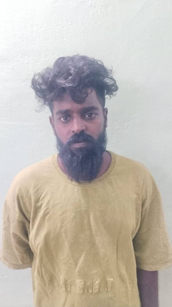 തിരുവനന്തപുരം ജില്ലയിലെ കാപ്പാ , കൊലപാതക ശ്രമം, ഭവന ഭേദന കേസ്സുകളിലെ പ്രതികളായ കൊടും കുറ്റവാളികൾ നൂറനാട് പോലീസിന്റെ പിടിയില്
തിരുവനന്തപുരം ജില്ലയിലെ കാപ്പാ കേസ്സുകളിലേയും, കൊലപാതക ശ്രമ കേസ്സുകളിലേയും ഭവന ഭേദന കേസ്സുകളിലേയും പ്രതികള് നൂറനാട് പോലീസിന്റെ പിടിയിലായി. ഗുണ്ടകളെ നിയന്ത്രിക്കുന്നതിന്റെ ഭാഗമായി ആലപ്പുഴ ജില്ലാ പോലീസ് മേധാവി വിഷ്ണു പ്രദീപ് ടി കെ ഐ പി എസിന്റെ നേതൃത്വത്തിൽ ജില്ലയിൽ നടത്തി വരുന്ന ഓപ്പറേഷന് ഗ്രിപ്പിന്റെ ഭാഗമായി ലഭിച്ച രഹസ്യവിവരത്തിൻ്റ അടിസ്ഥാനത്തിലാണ് തിരുവന്തപുരം നരുവാംമൂട് , പാലറക്കുഴി, വിഷ്ണു ഭവനത്തില 29 വയസ്സുള്ള മിഥുന്, തിരുമല അണ്ണൂര് ദേവീകൃപ വീട്ടിൽ 23 വയസ്സുള്ള നന്ദു, വെളിയന്നൂര് കമ്പനിമുക്ക് ദിവ്യ ഭവന് വീട്ടിൽ ഫെബിന് , പേയാട് ചീലപ്പാറ ഐശ്വര്യ ഭവന് വീട്ടില് 28 വയസ്സുള്ള അമല്, നരുവാംമൂട് തളയറകോണം പറങ്കിമാം വിള വീട്ടില് അനന്ദു എന്നിവർ പിടിയിലായത്. തിരുവനന്തപുരം ജില്ലയില് മലയന്കീഴ്, പൂജപ്പുര സ്റ്റേഷനുകളില് കൊലപാതക ശ്രമം, ഭവന ഭേദനം ഉള്പ്പടെയുള്ള കേസ്സുകളില് ഉള്പ്പെട്ട ശേഷം പോലീസിന് പിടി കൊടുക്കാതെ ഒളിവിൽ കഴിഞ്ഞ് വരികയായിരുന്നു. പ്രതികൾ ഓരോരുത്തർക്കും ഇരുപതോളം കേസുകൾ നിലവിലുണ്ട്. കാപ്പാനിയമ പ്രകാരം കരുതല് തടങ്കലില് കഴിഞ്ഞിരുന്നവരാണ് അമലും , മിഥുനും. അവരോടൊപ്പം കരുതല് തടങ്കലില് കഴിഞ്ഞ് വന്ന നൂറനാട് താമരക്കുളം സ്വദേശിയായ ശരത് എന്നയാളോടൊപ്പം ഒളിവില് കഴിഞ്ഞ് വരവെയാണ് ഇന്നേ ദിവസം (16.09.2026 ) താമരക്കുളത്തു ശരത്തിന്റെ വീട്ടില് നിന്നും നൂറനാട് സി ഐ യുടെ നൈതൃത്വത്തില് വീട് വളഞ്ഞ് പോലീസ് അതിസാഹസികമായി പിടികൂടിയത്. കഴിഞ്ഞ ഓണത്തിനോട് അനുബന്ധിച്ച് ശരത്തിനെ ഒരു കൂട്ടം ആള്ക്കാര് അക്രമിച്ചിരുന്നതും ഗുരതരമായി പരിക്ക് പറ്റിയ ശരത് ചികിത്സയില് കഴിഞ്ഞ് വരുന്നതുമാണ്. ശരത്തിനെ അക്രമിച്ചവരെ തിരിച്ച് ആക്രമിക്കുന്നതിന് വേണ്ടിയാണോ പ്രതികൾ താമരക്കുളത്ത് എത്തിയത് എന്ന് പോലീസ് അന്വേഷിച്ചു വരുന്നു. നൂറനാട് സി ഐ ശ്രീജിത്ത് പി യുടെ മേല് നോടത്തില് എസ് ഐ ഹക്കീം, സുരേഷ്, എ എസ് ഐ രാധാകൃഷ്ണന് ആചാരി, എസ് സി പി ഒ സിജു, സി പി ഒ ബിനു , വിഷ്ണു എന്നിവരാണ് അന്വേഷണ സംഘത്തില് ഉണ്ടായിരുന്നത്.