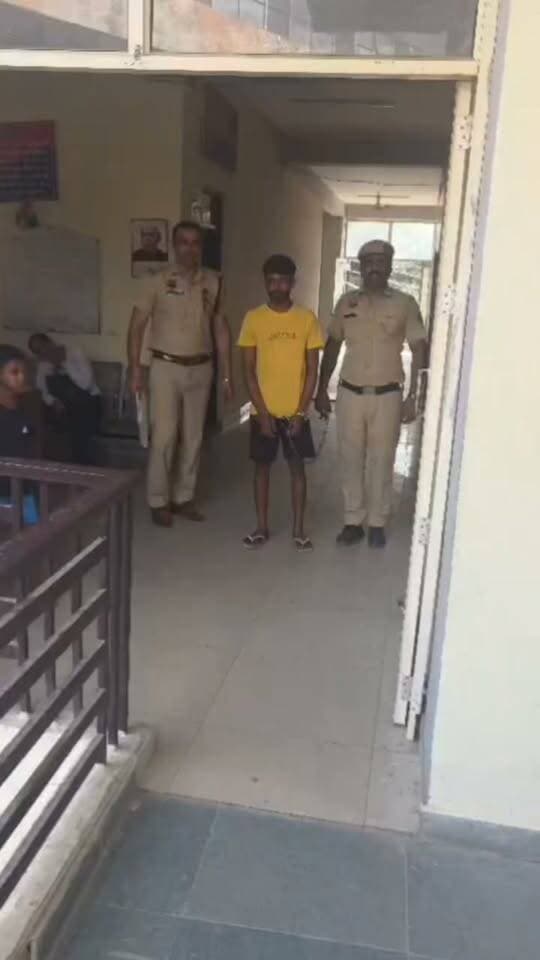 21 वर्षीय व्यक्ति की गला दबाकर हत्या के मामले में 10 हजार रुपए का ईनामी आरोपी गिरफ्तार।
आरोपी हत्या की वारदात को अंजाम देने के बाद भाग गया था नेपाल।
गुरुग्राम, गौरव गर्ग, 16 सितंबर । 16/17 फरवरी 2025 की रात को पुलिस चौकी एसपीआर, गुरुग्राम में एक सूचना गांव बेगमपुर खटोला जाने वाले रोड पर कंपनी के पीछे सुनसान जगह पर एक व्यक्ति का शव पड़े होने के सम्बन्ध में प्राप्त हुई। सूचना पाकर पुलिस टीम घटनास्थल पर पहुंची तथा एफएसएल, फिंगरप्रिंट व डॉग स्क्वाड टीमों से घटनास्थल का निरीक्षण करवाया गया तथा शव को पहचान के लिए मोर्चरी में रखवाया गया। सीसीटीवी फुटेज सहित विभिन्न जानकारी एकत्रित करके पुलिस टीम द्वारा मृतक की पहचान के लिए किए गए प्रयासों के परिणामस्वरूप मृतक की पहचान प्रणव कुमार उम्र-21 वर्ष निवासी भहरी बाधनाह जिला मधुबनी (बिहार) के रूप में हुई।
19 फरवरी 2025 को मृतक के पिता ने पुलिस टीम को एक लिखित शिकायत के माध्यम से बतलाया कि इसका बेटा प्रणव कुमार गुरुग्राम में एक कंपनी में नौकरी करता था। इसका लड़का अपने दो अन्य साथियों के साथ किराए पर रहता था। 15 फरवरी 2025 को इसके लड़के ने फोन पर इसको बताया था कि इसके रूममेट खर्चे के पैसे के बंटवारे को लेकर इसे झगड़ा कर रहे हैं। इसके बाद 17 फरवरी 2025 को पुलिस ने इसको सूचना दी की इसके लड़के का शव सुनसान जगह पर मिला है। इसके लड़के की उसके रूममेट व मकान मालिक ने षड्यंत्र के तहत हत्या की है। प्राप्त शिकायत पर थाना बादशाहपुर गुरुग्राम में संबंधित धाराओं के तहत अभियोग अंकित किया गया।
अपराध शाखा सैक्टर-40, गुरुग्राम व पुलिस चौकी एसपीआर, गुरुग्राम की पुलिस टीमों ने संयुक्त कार्यवाही करते हुए उपरोक्त अभियोग में 4 आरोपियों को 22 फरवरी 2025 को बहरामपुर रोड से काबू करके अभियोग में नियमानुसार गिरफ्तार किया। आरोपियों की पहचान रोहित निवासी गांव खांडसा, गुरुग्राम, सतीश निवासी गांव रहई जिला संभल (उत्तर-प्रदेश), विजय कुमार निवासी गांव सहसपुर जिला प्रतापगढ़ (उत्तर-प्रदेश) व बृजेश कुमार निवासी गांव कटसारी जिला सुल्तानपुर (उत्तर-प्रदेश) के रूप में हुई।
पुलिस पूछताछ में ज्ञात हुआ कि प्रणव कुमार (मृतक) उपरोक्त आरोपी रोहित के मकान में किराए पर रहता था। 16/17 फरवरी 2025 की रात को रोहित ने देखा कि प्रणव कमरे में सो रहा था तथा बाहर से ताला लगा हुआ था इसको लगा कि प्रणव शराब के नशे में सो रहा है। इसके बाद इसने ताला तोड़कर अंदर देखा तो वह मृत अवस्था में पड़ा था। इसने मृतक प्रणव कुमार की ID नहीं ले रखी थी, इस बात को लेकर इसके मन में भय था कि पुलिस इससे पूछताछ करेगी। इस कारण इसने किराए पर रह रहे उपरोक्त तीनों आरोपियों के साथ मिलकर अपनी गाड़ी में प्रणव के शव को डालकर सुनसान जगह पर फेंक दिया।
थाना बादशाहपुर, गुरुग्राम व अपराध शाखा मानेसर, गुरुग्राम की पुलिस टीमों ने संयुक्त कार्यवाही करते हुए उपरोक्त अभियोग में फरार चल रहे 10 हजार रुपए के इनामी आरोपी को 15 सितंबर को लौकहा बाजार बॉर्डर बिहार से काबू किया। आरोपी की पहचान अभिमन्यु यादव (उम्र-22 वर्ष) निवासी नवतोल जिला मधुबनी, बिहार के रूप में हुई है।
पुलिस पूछताछ में ज्ञात हुआ कि आरोपी तथा प्रणव (मृतक) की शराब के रुपए के बंटवारे को लेकर कहासुनी हो गई थी। जिस पर आरोपी ने प्रणव का गला दबाकर उसकी हत्या कर दी और वहां से फरार हो गया तथा पुलिस से बचने के लिए नेपाल भाग गया था।
आगामी पूछताछ के लिए आरोपी को न्यायालय में पेश कर पुलिस हिरासत रिमांड पर लिया जाएगा। अभियोग में नियमानुसार आगामी कार्यवाही की जाएगी। अभियोग अनुसंधानाधीन है।