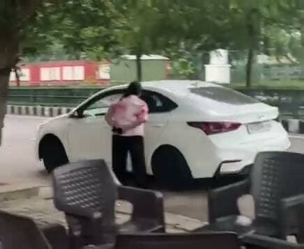 लखनऊ में युवती पर कार चढ़ाने की कोशिश का आरोप, बोनट पर लटकी रही युवती; VIDEO वायरल! राजधानी लखनऊ के जनेश्वर मिश्र पार्क के पास एक युवती को कार से कुचलने की कोशिश का कथित वीडियो सोशल मीडिया पर वायरल हो रहा है। वीडियो में युवती कार के बोनट पर लटकी दिखाई दे रही है और जान बचाने के लिए चीखती नजर आ रही है। 😱🚗 वायरल दावे के मुताबिक, शाहनवाज नाम के युवक पर युवती को कार से कुचलने की कोशिश करने का आरोप है। बताया जा रहा है कि युवक और युवती एक-दूसरे के परिचित हैं। सोशल मीडिया पर युवक पर अपनी पहचान छिपाकर युवती को प्रेम जाल में फंसाने की साजिश का भी आरोप लगाया जा रहा है। हालांकि, इन आरोपों की स्वतंत्र पुष्टि नहीं हुई है और पूरे मामले में पुलिस जांच के बाद ही स्थिति स्पष्ट होगी। 🎥 घटना का वीडियो सोशल मीडिया पर वायरल है। #Lucknow #LucknowNews #JaneshwarMishraPar
