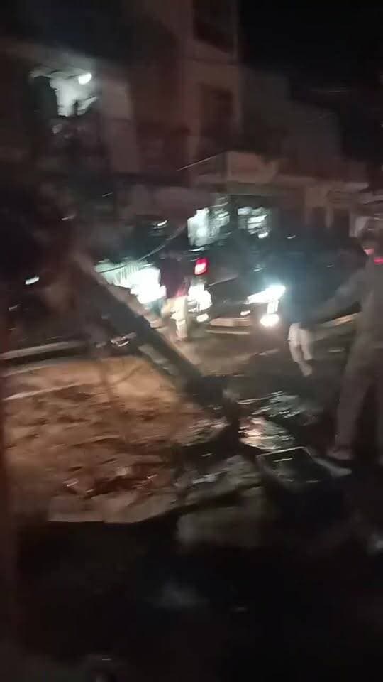 बिहानी चौक पर डीएपी से भरा ट्रोला डिवाइडर से टकराया, ब्रेक फेल होने से हादसा; पोल-तार टूटे, बड़ा हादसा टला