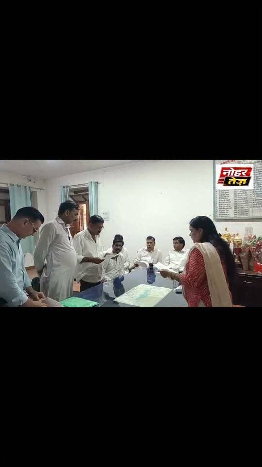 वार्ड 25 के नवनिर्वाचित पार्षद रणजीत भाटी ने ग्रहण की गोपनीयता की शपथ
नोहर। नगर पालिका नोहर के वार्ड नंबर 25 से नवनिर्वाचित वार्ड पार्षद रणजीत सिंह भाटी ने बुधवार को उपखंड अधिकारी के समक्ष पद एवं गोपनीयता की शपथ ग्रहण की। शपथ ग्रहण के दौरान उन्होंने अपने पद की जिम्मेदारियों का निर्वहन पूरी निष्ठा एवं ईमानदारी से करने का संकल्प लिया।