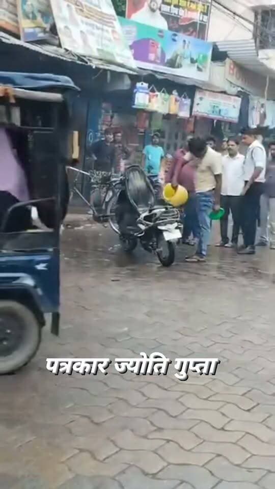फतेहपुर चौक चौराहे पर इलेक्ट्रॉनिक स्कूटी में लगी भीषण आग बड़ी अनहोनी टली