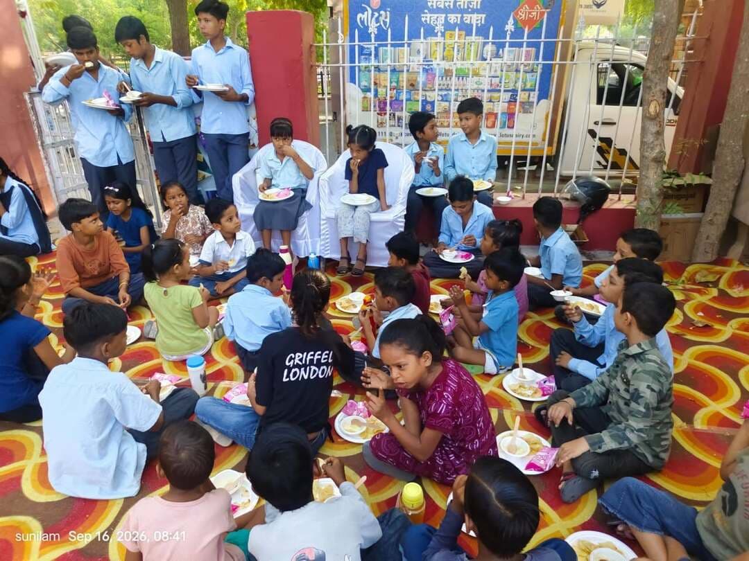 टॉय ट्रेन और लोटस पार्लर के शुरू होने से पब्लिक पार्क में आने वाले लोगों को बेहतर अनुभव मिलेगा।
बीकानेर। बीकानेर के पब्लिक पार्क स्थित लोटस टॉय ट्रेन पार्क में टॉय ट्रेन एवं लोटस पार्लर का शुभारम्भ हुआ। कार्यक्रम में अतिथियों ने फीता खोलकर इन दोनों सुविधाओं का उद्घाटन किया। इस अवसर पर राजकीय नेत्रहीन छात्रावासित उच्च माध्यमिक विद्यालय के नेत्रहीन विद्यार्थियों व राजकीय उच्च माध्यमिक विद्यालय, सादुलगंज के विद्यार्थियों ने टॉय ट्रेन की निःशुल्क राईड का आनन्द लिया। शुभारम्भ कार्यक्रम के दौरान विद्यार्थियों व आगंतुकों के लिये अल्पाहार की व्यवस्था भी की गई।
पार्क में आने वाले अन्य बच्चों में खासा उत्साह देखने को मिला। बच्चों ने ट्रेन की सवारी का आनंद लेते हुए खुशी जाहिर की। बीकानेर विकास प्राधिकरण एवं मोदी डेयरी के मध्य हुए एमओयू के तहत मोदी डेयरी द्वारा विकसित किये जा रहे इस टॉय ट्रेन पार्क को बीकानेर में आकर्षण का नया केंद्र माना जा रहा है। कार्यक्रम के दौरान पार्क परिसर में लोगों की अच्छी-खासी मौजूदगी रही। इसके साथ ही लोटस पार्लर के शुभारम्भ से आगंतुकों को एक नई सुविधा उपलब्ध होगी।
इस अवसर पर लोटस डेयरी के निदेशक अविनाश मोदी ने बताया कि टॉय ट्रेन को बच्चों की सुविधा और मनोरंजन को ध्यान में रखकर शुरू किया गया है। टॉय ट्रेन में बच्चों के साथ अभिभावक भी सवारी का आनंद ले सकेंगे। निकट भविष्य में लोटस पार्क में आगंतुकों के लिए खान पान व विभिन्न सुविधाएं उपलब्ध कराने की योजना है।
सुनीलम ने बताया कि इस अवसर पर अतिथियों ने पार्क में मनोरंजन की नई सुविधाएं जुड़ने पर प्रसन्नता व्यक्त की तथा कहा कि इससे पब्लिक पार्क में आने वाले लोगों को बेहतर अनुभव मिलेगा। टॉय ट्रेन ने पार्क में घूमने आने वाले लोगों का ध्यान आकर्षित किया। पार्क में नई सुविधा शुरू होने से स्थानीय लोगों को मनोरंजन का एक और विकल्प मिला है। टॉय ट्रेन और लोटस पार्लर के शुरू होने से पब्लिक पार्क में आने वाले लोगों को बेहतर अनुभव मिलेगा। टॉय ट्रेन ने पार्क में घूमने आने वाले लोगों का ध्यान आकर्षित किया। पार्क में नई सुविधा शुरू होने से स्थानीय लोगों को मनोरंजन का एक और विकल्प मिला है। टॉय ट्रेन और लोटस पार्लर के शुरू होने से पब्लिक पार्क की रौनक बढ़ गई।
कार्यक्रम में हनुमाना प्रसाद चम्पा देवी ग्रुप की मोदी डेयरी, लोटस डेयरी, मैसर्स अमर प्रताप डवलपर्स प्राईवेट लिमिटेड व एच पी मोदी स्कूल के अधिकारी व कर्मचारी उपस्थित रहे। कार्यक्रम का समापन अतिथियों एवं उपस्थित लोगों के आभार के साथ हुआ।