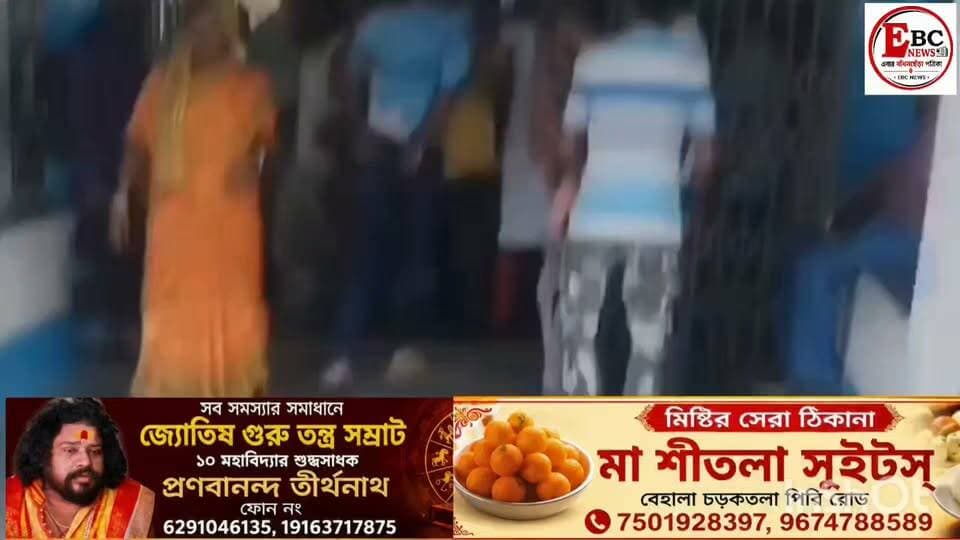 বিডিও অফিসের সামনে পঞ্চায়েত সমিতির সভাপতিকে গ/ণ/পি/টু/নির অভিযোগ, চাঞ্চল্য বসিরহাটে
বসিরহাট: বিডিও অফিসের সামনে তৃণমূলের পঞ্চায়েত সমিতির সভাপতিকে টেনে-হিঁচড়ে নিয়ে এসে গ/ণ/পি/টু/নির অভিযোগ। কিল-ঘুষি, জুতো দিয়ে মারধরের পাশাপাশি ডিম ছুড়ে মারার অভিযোগ ঘিরে রীতিমতো চাঞ্চল্য ছড়িয়েছে উত্তর ২৪ পরগনার বসিরহাটে।
ঘটনাটি বসিরহাট-২ নম্বর ব্লকের পঞ্চায়েত সমিতির সভাপতি সৌমেন মণ্ডলকে ঘিরে। অভিযোগ, মঙ্গলবার পঞ্চায়েত অফিসের সামনে গাড়ি থেকে নামার পরই একদল মহিলা ও পুরুষ তাঁকে ঘিরে বিক্ষোভ শুরু করেন। তাঁকে উদ্দেশ্য করে অ/শ্লী/ল ভাষায় গা/লি/গা/লাজ করার পাশাপাশি কোমরের বেল্ট খুলে মা/র/ধ/র করা হয় বলেও অভিযোগ উঠেছে।
এরপর তাঁকে রাস্তা থেকে টেনে-হিঁচড়ে বিডিও অফিসের সামনে নিয়ে যাওয়া হয় বলে অভিযোগ। সেখানে তাঁকে ঘিরে এলোপাতাড়ি কিল-ঘুষি ও জুতো দিয়ে মারধর করা হয়। এমনকি তাঁর দিকে ডিম ছুড়ে মারা হয় বলেও অভিযোগ। ঘটনায় তাঁর সঙ্গে থাকা সহকর্মীরাও আক্রান্ত হন বলে দাবি।
স্থানীয় সূত্রের দাবি, রাজ্যে সরকার পরিবর্তনের পর থেকেই সৌমেন মণ্ডল নিয়মিত বিডিও অফিসে যাতায়াত করছিলেন এবং নিজের দফতরের কাজকর্ম সামলাচ্ছিলেন। এদিন আচমকা তাঁকে ঘিরে বিক্ষোভ এবং পরে মারধরের ঘটনায় এলাকায় ব্যাপক উত্তেজনা ছড়ায়।
ঠিক কী কারণে এই হামলা এবং কারা এর সঙ্গে জড়িত, তা নিয়ে ইতিমধ্যেই শুরু হয়েছে জল্পনা। ঘটনার নেপথ্যে কোনও রাজনৈতিক বিরোধ রয়েছে কি না, তা নিয়েও প্রশ্ন উঠছে। অন্যদিকে, সরকারি দফতরের সামনে প্রকাশ্যে একজন পঞ্চায়েত সমিতির সভাপতিকে এভাবে মারধরের অভিযোগ ঘিরে প্রশাসনের ভূমিকা নিয়েও প্রশ্ন উঠতে শুরু করেছে। ঘটনার তদন্তে নেমেছে প্রশাসন ও পুলিশ।