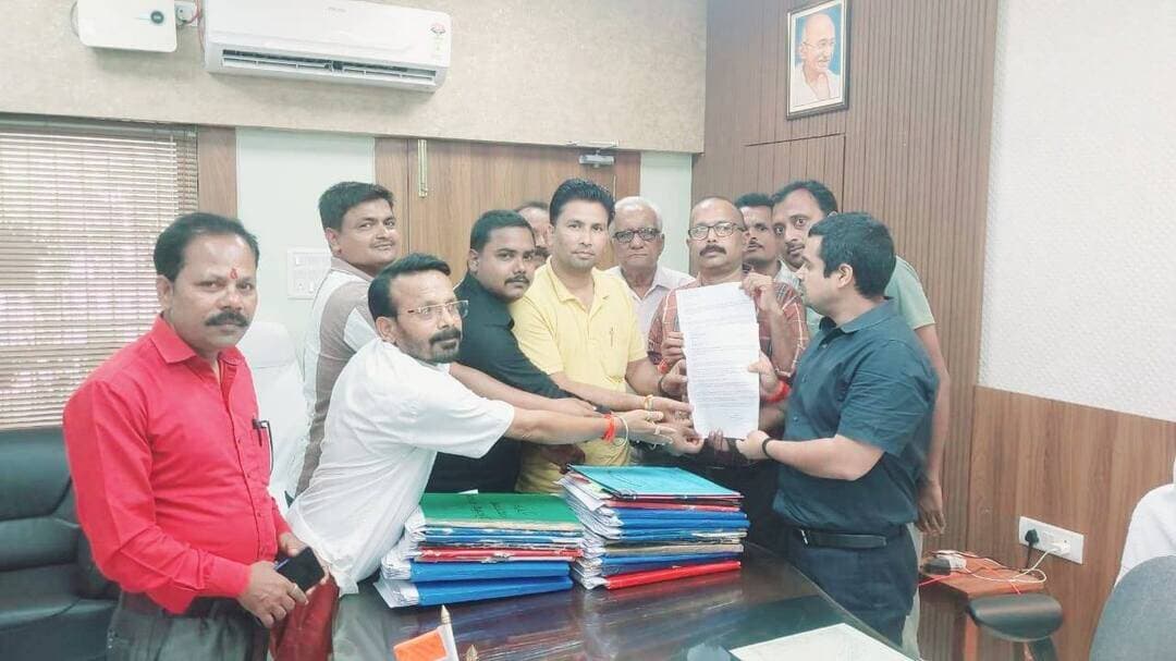 सहरसा सदर अस्पताल में प्रभात खबर डिजिटल के पत्रकार अभिषेक कुमार के साथ चिकित्सक के द्वारा की गई मारपीट को लेकर सुपौल जिला के सभी पत्रकार साथी ने आज जिला पदाधिकारी सावन कुमार को मुख्यमंत्री के नाम एक ज्ञापन सौंप कर अविलंब जांच कर दोषियों के खिलाफ करी करवाई कि मांग की