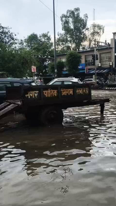 *सतना -10 मिनट की बारिश और स्मार्ट सिटी सतना का कोतवाली चौक बन गया विशाल स्विंग मार्ग !*