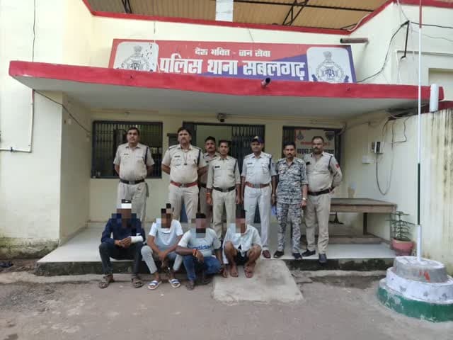 सबलगढ़ में अड़ीबाजी और मारपीट, 4 आरोपी गिरफ्तार
मुरैना के सबलगढ़ में शराब के लिए ₹5 हजार मांगकर दुकानदार से मारपीट और अड़ीबाजी करने वाले 4 आरोपियों को पुलिस ने गिरफ्तार किया है। आरोपियों के कब्जे से घटना में प्रयुक्त 2 मोटरसाइकिलें और बेल्ट, करीब ₹1.5 लाख का मशरूका जब्त किया गया। पुलिस ने आरोपियों को न्यायालय में पेश कर जेल भेज दिया। फरार आरोपियों की तलाश जारी है।