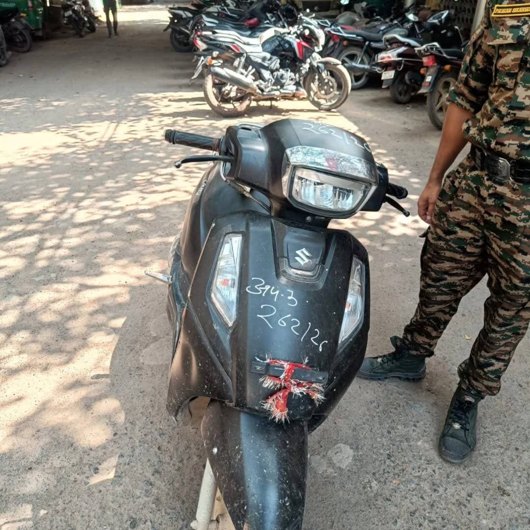 स्टेशन रोड पुलिस की कार्रवाई, हथियार-शराब के साथ आरोपी गिरफ्तार
मुरैना में स्टेशन रोड पुलिस ने जेबरा खेड़ा रोड से एक आरोपी को गिरफ्तार किया है। आरोपी के कब्जे से 315 बोर की अधिया, 2 जिंदा राउंड, 30 क्वार्टर अवैध शराब और तस्करी में प्रयुक्त स्कूटी, कुल ₹75 हजार से अधिक का माल जब्त किया गया। पुलिस ने आरोपी के खिलाफ दो मामले दर्ज कर न्यायालय में पेश किया, जहां से उसे जेल भेज दिया गया।