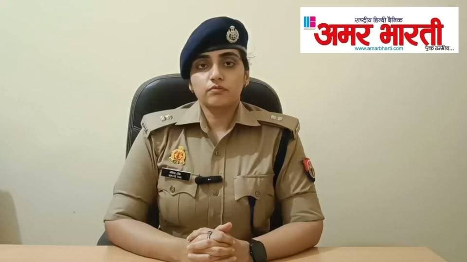 *मटौंध में शादीशुदा महिला से गलत काम, पुलिस ने दोनों आरोपियों को भेजा जेल - ASP मेविस टॉक*
*बांदा।* थाना मटौंध क्षेत्र से एक शादीशुदा बालिग महिला के साथ गलत काम का मामला सामने आया है। पीड़िता की तहरीर पर पुलिस ने तत्काल कार्रवाई करते हुए दोनों आरोपियों को गिरफ्तार कर जेल भेज दिया है।
पुलिस के अनुसार सूचना प्राप्त हुई थी कि पीड़िता के पड़ोस में रहने वाले दो पूर्व परिचित व्यक्तियों ने उसके साथ गलत काम किया है। सूचना पर उच्चाधिकारियों ने मौके का निरीक्षण किया और महिला की तहरीर के आधार पर सुसंगत धाराओं में अभियोग पंजीकृत किया गया।
पुलिस ने महिला का मेडिकल परीक्षण कराकर माननीय न्यायालय के समक्ष बयान दर्ज कराया है। वहीं दोनों अभियुक्तों को गिरफ्तार कर न्यायालय के समक्ष प्रस्तुत कर जेल भेज दिया गया है।
मामले में अग्रिम विधिक कार्यवाही की जा रही है। इस संबंध में सहायक पुलिस अधीक्षक / क्षेत्राधिकारी नगर * मेविस टॉक* ने वीडियो बाइट के माध्यम से जानकारी दी।
