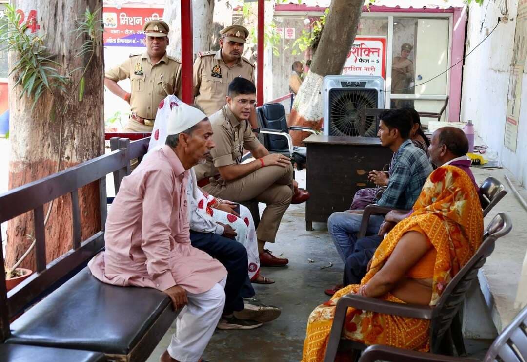 पुलिस अधीक्षक द्वारा थाना रोजा का आकस्मिक निरीक्षण, व्यवस्थाओं का जायजा लेकर फरियादियों की समस्याओं के त्वरित एवं गुणवत्तापूर्ण निस्तारण के दिए निर्देश।
शाहजहांपुर -पुलिस अधीक्षक सौरभ दीक्षित द्वारा थाना रोजा का आकस्मिक निरीक्षण किया गया। निरीक्षण के दौरान पुलिस अधीक्षक द्वारा थाना परिसर की साफ-सफाई, अभिलेखों के रख-रखाव, एवं थाने की विभिन्न व्यवस्थाओं का जायजा लिया गया तथा संबंधित अधिकारियों/कर्मचारियों को आवश्यक दिशा-निर्देश दिए गए।
पुलिस अधीक्षक द्वारा संतरी ड्यूटी का निरीक्षण कर ड्यूटी पर तैनात पुलिसकर्मी की सतर्कता, वर्दी एवं ड्यूटी संबंधी आवश्यक व्यवस्थाओं की जानकारी ली गई। इसके उपरांत एसपी द्वारा बाल शिशु गृह एवं मिशन शक्ति केंद्र का निरीक्षण किया गया। मिशन शक्ति से संबंधित गतिविधियों, महिला एवं बालिकाओं की सुरक्षा, जागरूकता एवं सहायता हेतु उपलब्ध व्यवस्थाओं की जानकारी लेते हुए संबंधित कर्मचारियों को महिलाओं एवं बालिकाओं से संबंधित शिकायतों पर संवेदनशीलता एवं प्राथमिकता के साथ कार्यवाही सुनिश्चित करने के निर्देश दिए गए।
एसपी द्वारा थाना सीसीटीएनएस कार्यालय, आईजीआरएस/जनसुनवाई से संबंधित कार्यों की भी समीक्षा की गई। संबंधित अधिकारियों को निर्देशित किया गया कि जनसुनवाई एवं आईजीआरएस के माध्यम से प्राप्त शिकायतों का समयबद्ध, निष्पक्ष एवं गुणवत्तापूर्ण निस्तारण सुनिश्चित किया जाए तथा शिकायतकर्ता की संतुष्टि को प्राथमिकता दी जाए।
निरीक्षण के दौरान पुलिस अधीक्षक द्वारा थाना रोजा पर आए फरियादियों से सीधे संवाद कर उनकी समस्याओं को सुना गया तथा संबंधित पुलिस अधिकारियों को मौके पर ही आवश्यक दिशा-निर्देश दिए किए गए।
पुलिस अधीक्षक द्वारा कानून-व्यवस्था सुदृढ़ बनाए रखने, अपराध एवं अपराधियों पर प्रभावी नियंत्रण, लंबित विवेचनाओं का गुणवत्तापूर्ण एवं समयबद्ध निस्तारण तथा थाना क्षेत्र में निरंतर प्रभावी पुलिस गश्त एवं निगरानी सुनिश्चित करने हेतु भी आवश्यक दिशा-निर्देश दिए गए।