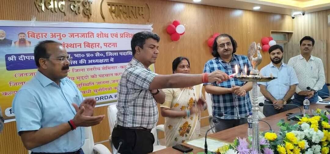 जनजातीय समुदाय के समग्र विकास तथा विशेष रूप से जनजातीय महिलाओं एवं बच्चों की शिक्षा, स्वास्थ्य, पोषण, नेतृत्व एवं सामाजिक संरक्षण से जुड़ी चुनौतियों के समाधान को लेकर आज दिनांक 16.09.2026 को समाहरणालय, रोहतास स्थित डीआरडीए सभागार में जिला स्तरीय सेमिनार-सह-कार्यशाला का आयोजन किया गया। कार्यक्रम का उद्घाटन जिला पदाधिकारी, रोहतास श्री दीपक कुमार मिश्रा द्वारा दीप प्रज्ज्वलित कर किया गया।
कार्यशाला के दौरान जनजातीय समुदाय की जमीनी समस्याओं की पहचान, सरकारी योजनाओं की पहुंच एवं उनके प्रभावी क्रियान्वयन तथा विभिन्न विभागों के बीच बेहतर समन्वय सुनिश्चित करने को लेकर विस्तृत विचार-विमर्श किया गया। कार्यशाला का उद्देश्य जनजातीय समुदाय की स्थिति एवं आवश्यकताओं का आकलन करते हुए शिक्षा, स्वास्थ्य, पोषण, आजीविका, नेतृत्व एवं सामाजिक संरक्षण से संबंधित चुनौतियों की पहचान करना तथा स्थानीय आवश्यकताओं के अनुरूप जिला-विशिष्ट कार्ययोजना तैयार करना है।
कार्यक्रम में शिक्षा, नेतृत्व एवं सामाजिक संरक्षण से जुड़े विषयों पर डॉ. रंजीत कुमार पाण्डेय एवं डॉ. रामप्रकाश शर्मा तथा स्वास्थ्य एवं पोषण के विषय पर डॉ. महेन्द्र प्रताप एवं डॉ. पंकज कुमार मिश्रा द्वारा विशेषज्ञ वक्ता के रूप में महत्वपूर्ण जानकारी एवं सुझाव साझा किए गए। विशेषज्ञों ने जनजातीय समुदाय के समक्ष आने वाली विभिन्न चुनौतियों, उपलब्ध संसाधनों तथा योजनाओं के बेहतर क्रियान्वयन के संबंध में अपने विचार रखे।
इस अवसर पर जिला पदाधिकारी ने कहा कि जनजातीय समुदाय के लिए संचालित सभी कल्याणकारी योजनाओं का लाभ पात्र लाभुकों तक प्रभावी एवं पारदर्शी तरीके से पहुंचाना प्राथमिकता होनी चाहिए। उन्होंने जमीनी स्तर पर योजनाओं के क्रियान्वयन में आने वाली समस्याओं को चिह्नित कर उनके समाधान हेतु संबंधित विभागों को आपसी समन्वय के साथ कार्य करने का निर्देश दिया। उन्होंने कहा कि स्थानीय आवश्यकताओं एवं प्राप्त सुझावों के आधार पर व्यावहारिक एवं प्रभावी जिला-विशिष्ट कार्ययोजना तैयार करने की दिशा में आवश्यक पहल की जाए।
कार्यशाला में संबंधित विभागों के पदाधिकारी, विशेषज्ञ, शिक्षाविद् एवं अन्य संबंधित प्रतिनिधि उपस्थित रहे। विचार-विमर्श के दौरान प्राप्त सुझावों एवं स्थानीय आवश्यकताओं को संकलित करते हुए जनजातीय समुदाय के हित में प्रभावी नीतिगत एवं प्रशासनिक हस्तक्षेप की दिशा में आगे की कार्रवाई पर चर्चा की गई।
#IPRD
#BiharGovernment
#PublicService
Information & Public Relations Department, Government of Bihar