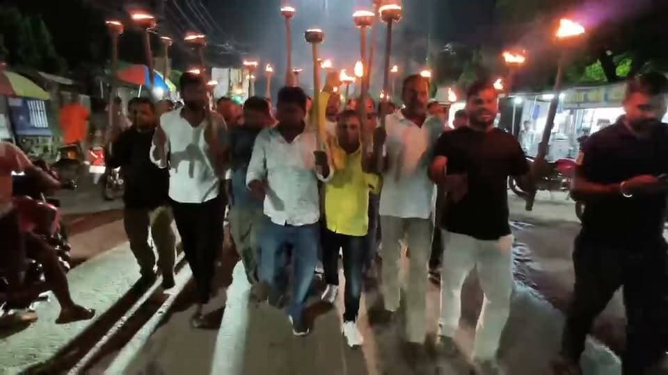 सहरसा में पत्रकार पर हमले को लेकर विभिन्न राजनीतिक दल के द्वारा निकाला गया मशाल जुलूस..