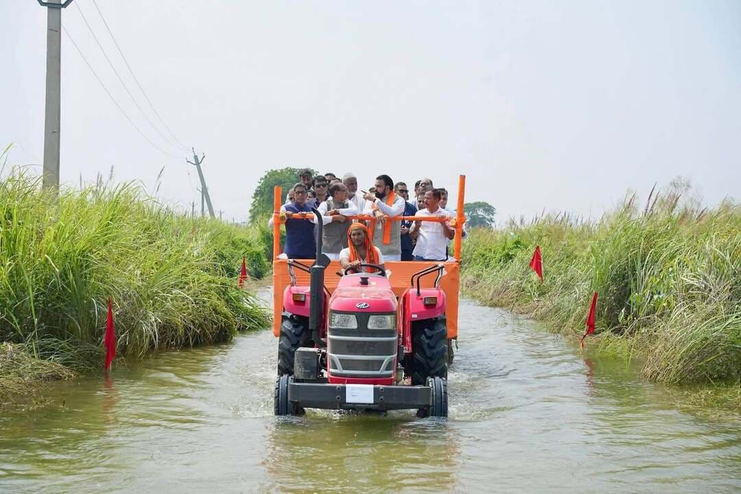 🌊 बाढ़ पीड़ितों के साथ खड़ी है सरकार..See more
वैशाली के राघोपुर प्रखंड में केंद्रीय कृषि, किसान कल्याण एवं ग्रामीण विकास मंत्री श्री शिवराज सिंह चौहान जी के साथ नाव एवं ट्रैक्टर से बाढ़ प्रभावित क्षेत्रों का जायजा लिया और फसल क्षति का निरीक्षण किया।
इस दौरान ग्रामीणों से संवाद कर उनकी समस्याएं सुनीं और अधिकारियों को राहत एवं सहायता कार्यों में तेजी लाने तथा समस्याओं के त्वरित समाधान के निर्देश दिए।
बाढ़ से हुए नुकसान का विस्तृत आकलन कर केंद्र सरकार को प्रस्ताव भेजा जाएगा। पीड़ित परिवारों और किसानों को राहत पहुंचाने में कोई कमी नहीं छोड़ी जाएगी।
#BiharFlood #Vaishali #Raghopur #FloodRelief #BiharNews #FloodAffected #ShivrajSinghChouhan