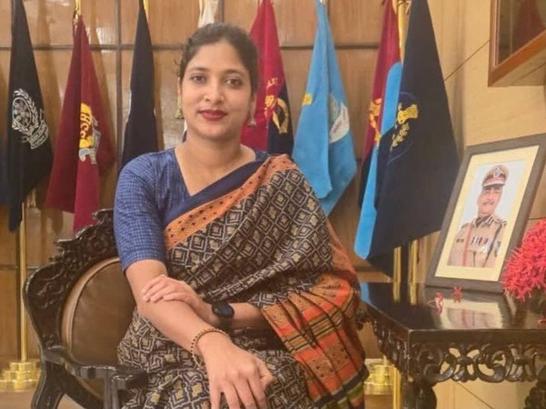 IPS बुशरा बानो का ‘इंशाअल्लाह’ कहने पर हुआ ट्रांसफर, बंगाल में यूट्यूब वीडियो पर हो गया एक्शन
रिपोर्ट के मुताबिक कुछ हिंदू संगठनों ने आईपीएस के वीडियो पर आपत्ति जताई थी। इसके बाद अधिकारी का तबादला कर दिया गया है। इसकी खबर सामने आते ही टीएमसी सांसद ने सरकार को घेरा है।