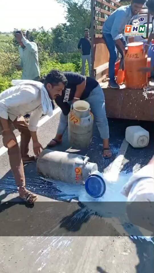 आगर मालवा: दूध विक्रेताओं ने किया प्रदर्शन शुरू, नियम मानने वाले का दूध बीच रोड़ पर बहाया, 100 रुपए लिटर ओर फेंट 12 रुपए की मांग #agar #viralvideos #crime #congres #india