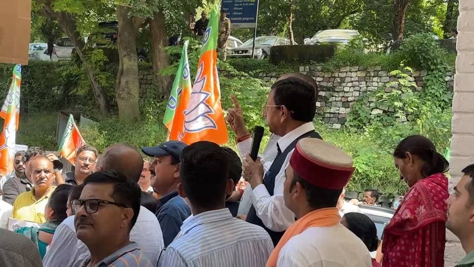 पूर्व मंत्री राजेंद्र गर्ग का एसपी ऑफिस के बाहर धरना प्रदर्शन live