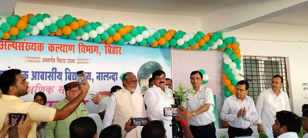 प्रेस विज्ञप्ति
स्थान : नालंदा
दिनांक–15 सितंबर 2026
जिला जनसंपर्क कार्यालय, नालंदा
बिहार राज्य अल्पसंख्यक आवासीय विद्यालय, नालंदा में नए शैक्षणिक सत्र का भव्य शुभारंभ
नालंदा, बिहार: अल्पसंख्यक कल्याण विभाग, बिहार सरकार द्वारा संचालित बिहार राज्य अल्पसंख्यक आवासीय विद्यालय, नालंदा में नए शैक्षणिक सत्र का शुभारंभ एक भव्य समारोह के साथ किया गया।
विद्यालय के नए सत्र का शुभारंभ अल्पसंख्यक कल्याण विभाग के माननीय मंत्री श्री जमा खान द्वारा फीता काट कर किया गया |
कार्यक्रम की शुरुआत जिला अल्पसंख्यक कल्याण पदाधिकारी श्री मनीष कुमार द्वारा विशिष्ट अतिथियों का स्वागत कर किया गया |
कार्यक्रम में नालंदा के माननीय सांसद श्री कौशलेन्द्र कुमार, अल्पसंख्यक कल्याण विभाग के अपर सचिव इबरार अहमद खान तथा शिया बोर्ड के मुख्य कार्यपालक पदाधिकारी ने भी अपनी गरिमामयी उपस्थिति दर्ज कराई। इसके अतिरिक्त बिहार राज्य शिया वक्फ बोर्ड तथा सुन्नी वक्फ बोर्ड के अध्यक्षों ने भी कार्यक्रम में भाग लेकर विद्यार्थियों का उत्साहवर्धन किया।
बिहार राज्य अल्पसंख्यक आयोग की माननीय सदस्य अफ़रोज़ा खातून ने भी बच्चों का हौसला अफजाई करते हुए उन्हें बेहतर भविष्य के लिए शुभकामनाएं दीं |
समारोह के दौरान नालंदा जिला के माननीय सांसद विभाग ने बच्चों को संबोधित करते हुए उन्हें लगन और निष्ठा के साथ पढ़ाई करने के लिए प्रेरित किया।
मुख्य अतिथि और माननीय अल्पसंख्यक कल्याण मंत्री श्री मोहम्मद जमा खान ने छात्रों को आश्वस्त करते हुए कहा कि राज्य सरकार उनके बेहतर भविष्य और गुणवत्तापूर्ण शिक्षा के लिए पूरी तरह प्रतिबद्ध है। उन्होंने विद्यार्थियों को किसी भी प्रकार की समस्या के समाधान के लिए सदैव तत्पर रहने का भरोसा दिया और मन लगाकर पढ़ाई करने के लिए प्रोत्साहित किया।
कार्यक्रम के अंत में धन्यवाद ज्ञापन विद्यालय के प्राचार्य श्री मोहम्मद ओमैश द्वारा किया गया |
इस कार्यक्रम में प्रखंड अल्पसंख्यक कल्याण पदाधिकारी सह प्रबंधक श्री कन्हैया कुमार चौधरी, सुश्री सोनिया राज सहित विभाग के अन्य अधिकारी, शिक्षकगण एवं छात्र-छात्राएं उपस्थित रहे।
Samrat Choudhary
CMO Bihar
Md Zama Khan
Information & Public Relations Department, Government of Bihar
#अल्पसंख्यक_कल्याण_विभाग #बिहार #आवासीय_विद्यालय #शिक्षा #शैक्षणिक_सत्र2026_27 #BiharGovernment