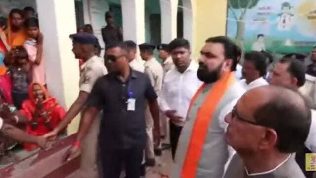 मुंगेर के बाढ़ राहत शिविर में पहुंचे केंद्रीय मंत्री शिवराज सिंह चौहान और CM सम्राट चौधरी ...
#SamratChoudhary #ShivrajSinghChouhan #BiharFlood #Munger #FloodSurvey #BiharGovernment #MungerNews #Bihar #BiharNews #मुंगेर