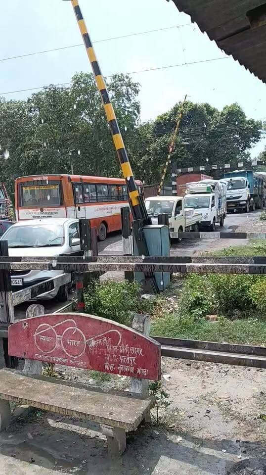 गोंडा फैज़ाबाद रोड पर खराब हुआ गिट्टी लदा ट्रक, सैकड़ों गाड़ियां फंसी