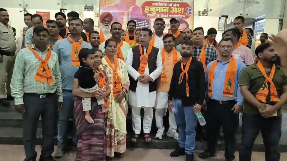 धामी के जन्मदिन पर दिखा हनुमान भक्ति का रंग, विधायक शिव अरोरा कार्यकर्ताओं को फ्री दिखाएंगे ‘हनुमान अंश’, श्री हनुमान जी की भक्ति के साथ होगा जन्मदिन का खास जश्न।
#PushkarSinghDhami #ShivArora #HanumanAnsh #HanumanJi #CMdhamiBirthday #DhamiBirthday #Rudrapur #Uttarakhand #BJP #FrontNewsNetwork