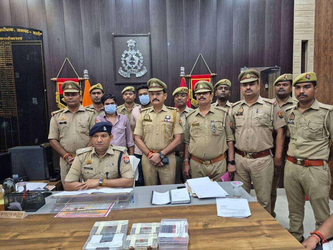 बस्ती समाचार
अश्लील वीडियो बनाकर रंगदारी वसूलने वाले गैंग के 2 शातिर अभियुक्त गिरफ्तार, पिस्टल, कार व नकदी बरामद
हरैया/बस्ती
थाना हरैया व थाना छावनी पुलिस की संयुक्त टीम ने अश्लील वीडियो बनाकर डरा-धमकाकर व मारपीट कर ऑनलाइन पैसे ट्रांसफर करवाने वाले अंतरजनपदीय गिरोह का पर्दाफाश किया है। पुलिस ने मामले में त्वरित कार्रवाई करते हुए दो शातिर अभियुक्तों को गिरफ्तार कर उनके कब्जे से एक अवैध पिस्टल, कारतूस, लूटी गई रकम, आईफोन सहित 4 मोबाइल और घटना में प्रयुक्त स्विफ्ट कार बरामद की है।
घटना का विवरण
15 सितंबर 2026 को पीड़ित नीरज दुबे (निवासी शंभूपुरा, थाना छावनी) ने थाना हरैया में तहरीर दी। पीड़ित के अनुसार, पूर्व परिचित सूरज मिश्र ने उसे त्यागी पेट्रोल पंप (बड़हर कला) पर बुलाया। वहां पहले से मौजूद सूरज मिश्र, श्याम त्रिपाठी उर्फ मनीष और सत्यम तिवारी ने उसे जबरन अपनी स्विफ्ट कार (UP32RS3752) में बैठा लिया। आरोपी उसे हरदिया प्राथमिक स्कूल ले गए, जहां उसका अश्लील वीडियो बनाया और मारपीट कर जान से मारने की धमकी दी। आरोपियों ने पिस्टल दिखाकर पीड़ित के खाते से ₹1,00,000 ऑनलाइन ट्रांसफर करवाए और झोले से ₹20,000 नकद छीन लिए।
गिरफ्तारी व बरामदगी
मुखबिर की सटीक सूचना पर 16 सितंबर 2026 को समय लगभग 04:30 बजे पुलिस टीम ने बैलाडे शुक्ल मोड़ से दोनों अभियुक्तों को उस समय दबोच लिया जब वे लखनऊ भागने की फिराक में थे।
गिरफ्तार अभियुक्त:
सूरज मिश्र पुत्र स्व. उमाशंकर मिश्र (निवासी बस्ती)
श्याम त्रिपाठी उर्फ मनीष पुत्र ओमप्रकाश त्रिपाठी (निवासी बस्ती)
(तीसरा साथी सत्यम तिवारी फिलहाल फरार है, जिसकी तलाश जारी है)
बरामदगी का विवरण:
असलाह: 1 अदद पिस्टल व 4 जिंदा कारतूस (गोण्डा के तस्कर से खरीदी गई)
नकदी: ₹17,140 नकद (छीने गए 20 हजार में से 2,860 रुपये आरोपियों ने खर्च कर दिए थे)
मोबाइल: 4 अदद मोबाइल (2 आईफोन व 2 एंड्रॉइड)
वाहन: काले रंग की स्विफ्ट कार (नंबर- UP32RS3752)
कानूनी कार्रवाई
पुलिस ने मामला दर्ज कर (मु०अ०सं०-264/2026) BNS की सुसंगत धाराओं के साथ-साथ 3/25 Arms Act की वृद्धि की है। घटना में इस्तेमाल कार को धारा 207 M.V. Act के तहत सीज कर अभियुक्तों को न्यायालय भेजा जा रहा है। गिरफ्तार दोनों आरोपियों पर पहले से भी रंगदारी, मारपीट और पोक्सो जैसे कई गंभीर आपराधिक मामले दर्ज हैं। <nis:link nis:type=tag nis:id=updatenews nis:value=UpdateNews nis:enabled=true nis:link/> <nis:link nis:type=tag nis:id=breakingnews nis:value=BreakingNews nis:enabled=true nis:link/> <nis:link nis:type=tag nis:id=bastphotochallenge nis:value=BastPhotoChallenge nis:enabled=true nis:link/> <nis:link nis:type=tag nis:id=crimenews nis:value=CrimeNews nis:enabled=true nis:link/> <nis:link nis:type=tag nis:id=follower nis:value=follower nis:enabled=true nis:link/>