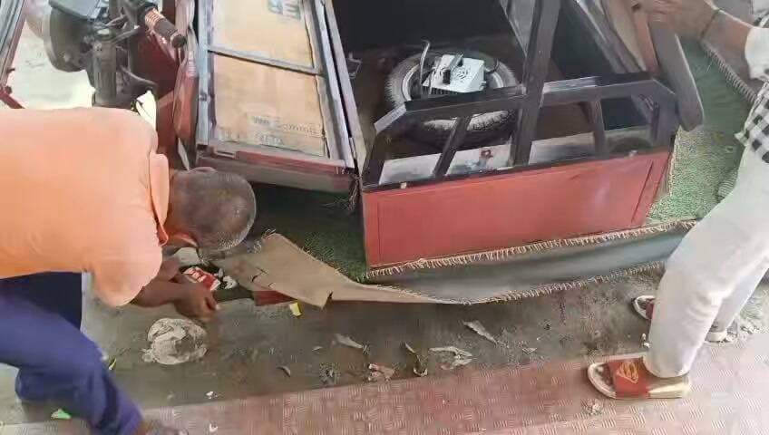 टोटो में तहखाना... जुगाड़ से शराब... हुए गिरफ्तार...
टोटो के गुप्त तहखाने में छिपाकर ला रहा था शराब, 52.710 लीटर के साथ गिरफ्तार
