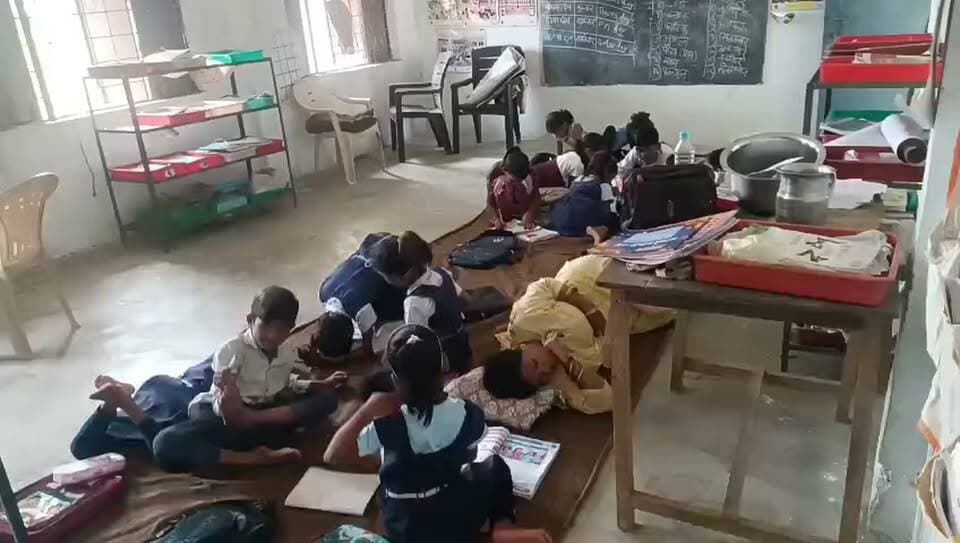 ब्रेकिंग न्यूज़
छतरपुर
स्कूल में शिक्षिका का सोते हुए वीडियो आया सामने,
बच्चो को पढ़ाने की जगह सोती दिखाई दे रही हैं शिक्षिका रेखा मानव,
मैडम सो रही बच्चे बैठे,
गांव के ही अभिभावको ने वीडियो बनाकर किया वायरल,
कदारी प्राथमिक स्कूल का मामला
हिमांशु अग्रवाल
छतरपुर