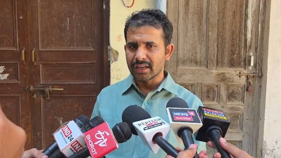 छतरपुर सीलोन सरपंच उपचुनाव में फार्म छीनने के मामले में बोले मुकेश पांडे आरोप निराधार, में कल कलेक्ट्रेट में ADM न्यायालय और अपने घर पर था मौजूद सीसीटीवी फुटेज में मौजूद वीडियो