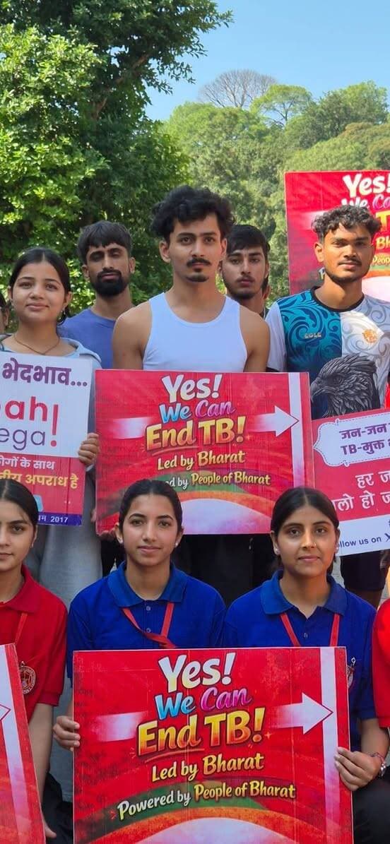 धर्मशाला में गूंजा ‘रेड रन’ का संदेश, युवाओं ने दिया भेदभाव-मुक्त समाज का संदेश |
Kangra Express
धर्मशाला : धर्मशाला में बुधवार को यूथ फेस्ट मैराथन ‘रेड रन’ का आयोजन किया गया। जोनल अस्पताल धर्मशाला परिसर से आयोजित इस मैराथन को पद्मश्री डॉ. ओमेश भारती ने हरी झंडी दिखाकर रवाना किया।
मैराथन में कांगड़ा जिले के विभिन्न रेड रिबन क्लबों के 17 से 25 वर्ष आयु वर्ग के युवाओं ने उत्साहपूर्वक भाग लिया। युवाओं ने दौड़ के माध्यम से एचआईवी/एड्स और टीबी के प्रति जागरूकता, स्वस्थ जीवनशैली और भेदभाव-मुक्त समाज का संदेश दिया।
कार्यक्रम में युवाओं से एचआईवी/एड्स एवं टीबी से जुड़ी भ्रांतियों को दूर करने और पीड़ित व्यक्तियों के प्रति संवेदनशील एवं सहयोगात्मक व्यवहार अपनाने का आह्वान किया गया।
प्रतियोगिता के महिला वर्ग में यशस्वी प्रथम, जबकि पुरुष वर्ग में आंश कोमल प्रथम रहे। विजेता प्रतिभागियों को कार्यक्रम के समापन पर पुरस्कार देकर सम्मानित किया गया।
👉 युवाओं का संदेश साफ है—जागरूकता फैलाएं, भ्रांतियां मिटाएं और भेदभाव खत्म कर स्वस्थ एवं संवेदनशील समाज बनाएं।