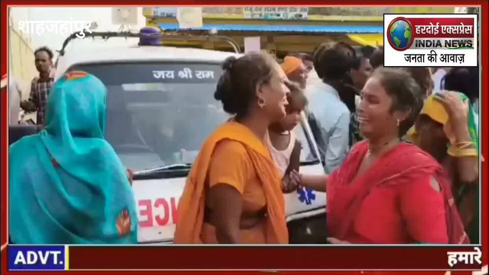 पुवायाँ में इलाज में लापरवाही से महिला की मौत, दो डॉक्टरों के खिलाफ FIR दर्ज
शाहजहांपुर जिले के पुवायाँ-खुटार रोड स्थित चरक अस्पताल में एक महिला की इलाज के दौरान हालत बिगड़ने और मौत हो जाने से हड़कंप मच गया। मृतका की पहचान जूलिया के रूप में हुई है। परिजनों ने अस्पताल प्रबंधन और डॉक्टरों पर इलाज में घोर लापरवाही बरतने और उचित चिकित्सीय व्यवस्था न होने के गंभीर आरोप लगाए हैं।
ऑपरेशन के बाद बिगड़ी हालत, रास्ते में तोड़ा दम
प्राप्त जानकारी के अनुसार, चरक अस्पताल में महिला जूलिया का ऑपरेशन किया गया था। ऑपरेशन के कुछ ही समय बाद उसकी हालत बिगड़ने लगी। स्थिति गंभीर होने पर परिजनों ने विरोध दर्ज कराया, जिसके बाद महिला को बरेली रेफर कर दिया गया। हालांकि, बरेली ले जाते समय रास्ते में ही महिला ने दम तोड़ दिया।
परिजनों की तहरीर पर पुलिस ने दर्ज किया केस
घटना से आक्रोशित परिजनों ने अस्पताल के बाहर जमकर हंगामा किया और मामले की शिकायत पुलिस से की। पीड़ित पक्ष की तहरीर के आधार पर पुवायाँ पुलिस ने डॉक्टर फिरोज और डॉक्टर के.पी. के खिलाफ मुकदमा दर्ज कर लिया है। पुलिस ऑपरेशन की परिस्थितियों, डॉक्टरों की भूमिका और महिला की मौत के कारणों की गहनता से जांच कर रही है।