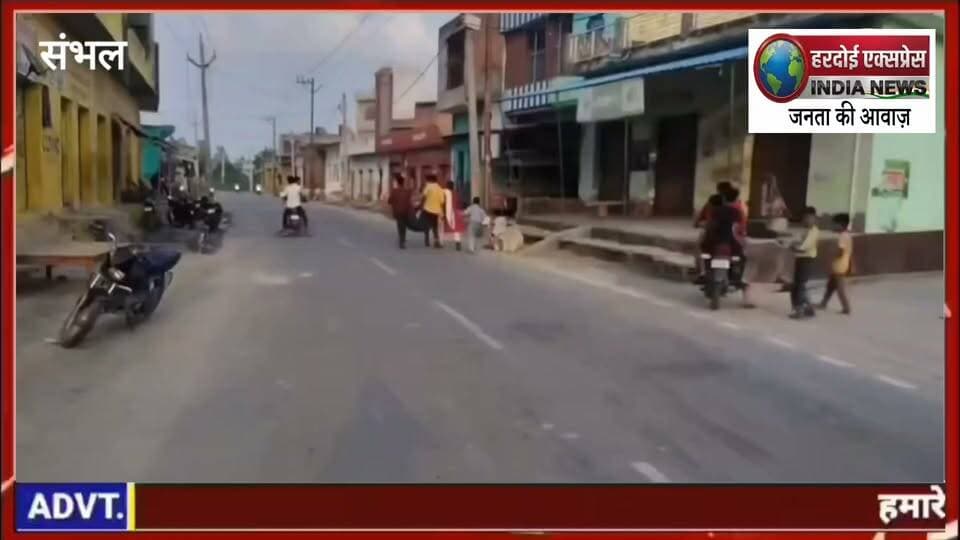आधी रात प्रेमी के संग रंगे हाथ पकड़ी गई शादीशुदा महिला: परिजनों ने की पिटाई, फिर थाने पहुंचे तो मच गया ड्रामा
संभल रजपुरा थाना क्षेत्र के एक गांव में एक शादीशुदा महिला को उसके प्रेमी के साथ परिजनों ने रंगे हाथ पकड़ लिया। बताया जा रहा है कि महिला का पति दिल्ली में मजदूरी करता है। इसी दौरान महिला का गांव के ही एक युवक से प्रेम प्रसंग शुरू हो गया।
रात में महिला ने अपने प्रेमी को घर बुलाया था। भनक लगते ही परिजनों ने दोनों को आपत्तिजनक स्थिति में रंगे हाथ दबोच लिया। गुस्से में आए परिजनों ने रात से लेकर सुबह तक दोनों की जमकर पिटाई की और बाद में प्रेमी को पुलिस के हवाले कर दिया।
प्रेमी को छुड़ाने थाने पहुंची प्रेमिका
प्रेमी के थाने पहुंचते ही महिला की बेचैनी बढ़ गई। वह परिजनों से छुपकर प्रेमी को छुड़ाने सीधे थाने पहुंच गई। जानकारी मिलते ही मौके पर पहुंचे परिजनों ने महिला को थाने से पकड़कर घर ले आए और बंद कर दिया। फिलहाल प्रेमी थाने में ही मौजूद है और पुलिस मामले की पूरी जांच कर रही है।