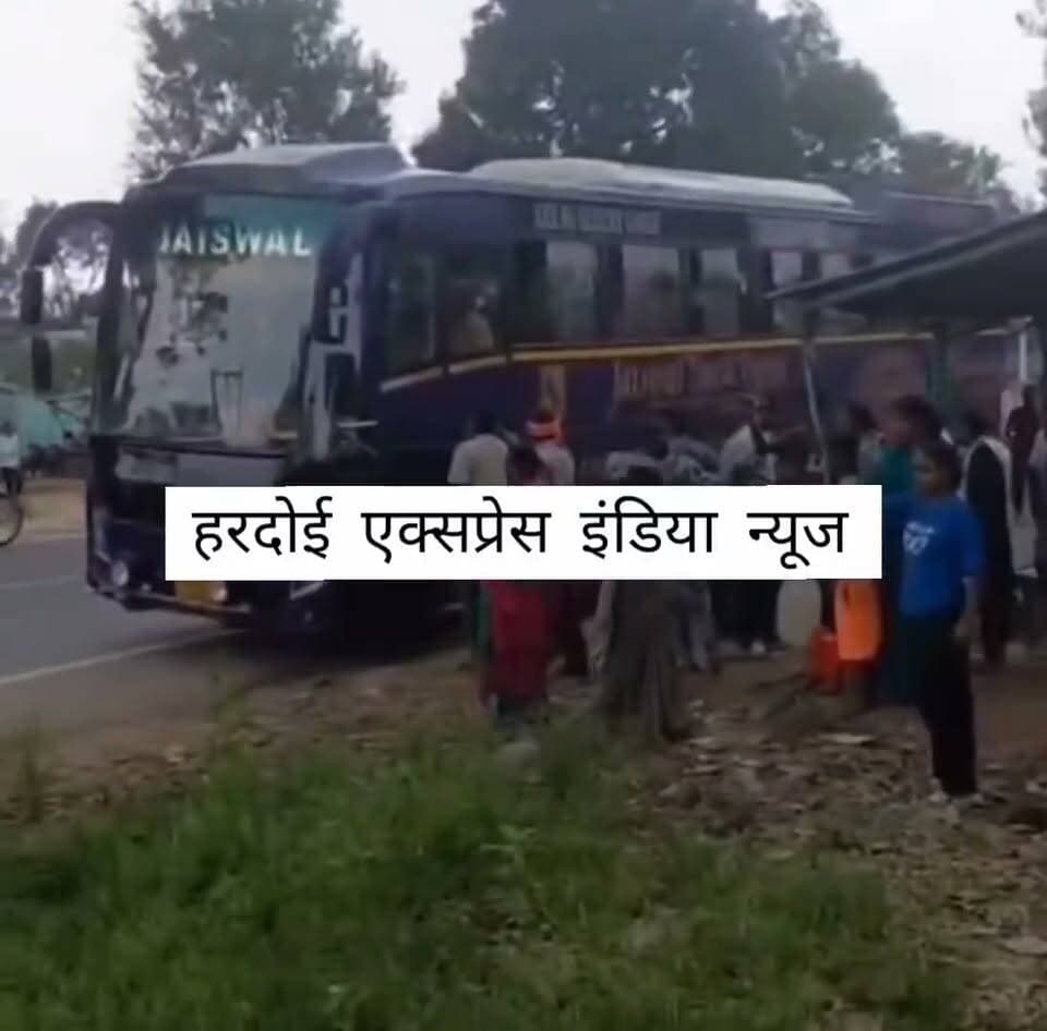 लखीमपुर में बस से खींचकर यात्रियों को लाठी-डंडों से पीटा, वीडियो वायरल
लखीमपुर खीरी फरधान थाना क्षेत्र के रुकुंदीपुर चौराहे पर उस वक्त हड़कंप मच गया, जब हरिद्वार से वापस आ रही एक बस के यात्रियों के साथ भीषण मारपीट की गई।
जानकारी के अनुसार, बस में सवार यात्रियों के बीच किसी बात को लेकर विवाद शुरू हुआ था। मामला बढ़ता देख लखीमपुर की ओर से कुछ लोग कार में सवार होकर मौके पर पहुंचे। इसके बाद उन्होंने बस को रोक लिया और उसमें सवार यात्रियों को बाहर खींचकर लाठी-डंडों से दौड़ा-दौड़कर पीटना शुरू कर दिया।
इस वारदात का एक वीडियो भी सोशल मीडिया पर तेजी से वायरल हो रहा है। घटना से इलाके में अफरा-तफरी का माहौल बन गया। पुलिस मामले की जांच और आरोपियों की पहचान में जुट गई है।