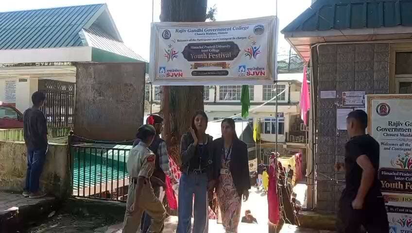 सोलन, 16 सितंबर 2026:
भारतीय जनता पार्टी सोलन के ज़िलाध्यक्ष रत्न सिंह पाल ने प्रदेश सरकार से मांग की है कि अर्की विधानसभा क्षेत्र के अंतर्गत बदले की भावना से बंद किए गए संस्थानों—विशेषकर दाड़लाघाट विकास खंड (ब्लॉक), जयनगर सीएचसी, और लोक निर्माण विभाग के सब-डिवीज़न—को तुरंत दोबारा शुरू किया जाए।
प्रेस को जारी बयान में रत्न सिंह पाल ने कहा कि पूर्व जयराम ठाकुर सरकार के कार्यकाल में क्षेत्र की जनता की सुविधा को ध्यान में रखते हुए ये महत्वपूर्ण संस्थान खोले गए थे। लेकिन वर्तमान सरकार ने सत्ता में आते ही इन्हें डी-नोटिफ़ाई कर दिया, जिससे क्षेत्र के लोगों को भारी असुविधा का सामना करना पड़ रहा है।
* दाड़लाघाट ब्लॉक की बहाली: पूर्व सरकार द्वारा दाड़लाघाट को ब्लॉक का दर्जा दिए जाने के बाद वहां आवश्यक नियुक्तियां भी हो चुकी थीं। इसे बंद करने से लगभग 30 पंचायतों के लोगों को प्रशासनिक कार्यों के लिए फ़िर से दूर-दराज़ के चक्कर काटने पड़ रहे हैं। पाल ने मुख्यमंत्री सुखविंदर सिंह सुक्खू से आग्रह किया कि "सुबह का भूला अगर शाम को घर लौट आए, तो उसे भूला नहीं कहते," इस भावना के साथ दो माह के भीतर दाड़लाघाट ब्लॉक को पुनः कार्यशील बनाया जाए।
* अन्य जनहितैषी मांगें: उन्होंने मांग की कि दाड़लाघाट ब्लॉक, सामुदायिक स्वास्थ्य केंद्र(CHC) और जयनगर PWD सब-डिवीजन सहित पूर्व सरकार में जनता को मिली अन्य सभी सुविधाओं को भी बिना किसी देरी के बहाल किया जाए।
पाल ने उम्मीद जताई कि मुख्यमंत्री के आगामी अर्की दौरे (सायर मेला) के दौरान क्षेत्र की जनता को इन संस्थानों की सौगात दोबारा मिलने की राह आसान होगी, जिससे स्थानीय विकास को और गति मिलेगी।
जारीकर्ता:
रत्न सिंह पाल
ज़िलाध्यक्ष सोलन, हिमाचल प्रदेश