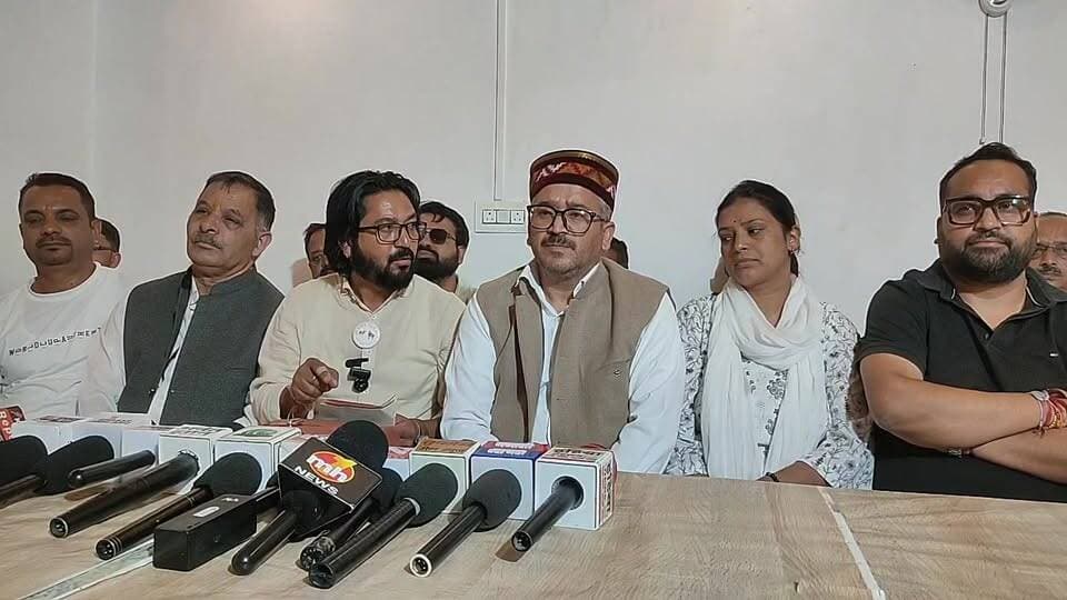 #kullu रस्टिक वुड कुल्लू में गौ सेवा रक्षादल कुल्लू के अध्यक्ष शेरा नेगी की प्रेस वार्ता।
Shera negi
देसी चैनल देवभूमि कुल्लू देसी चैनल कुल्लू देसी चैनल कुल्लू