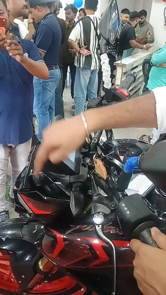 आरा: स्थानीय चंदवा मोड़ स्थित मां मालती बजाज शोरूम में बजाज पल्सर बाइक के तीन नए मॉडल्स को धूमधाम से लॉन्च किया गया। इस अवसर पर मुख्य रूप से पटना से पहुंचे कंपनी के एरिया सेल्स मैनेजर (ASM) सुमित कुमार उपस्थित रहे, जिन्होंने नई बाइक्स के तकनीकी पहलुओं और विशेषताओं की जानकारी दी।