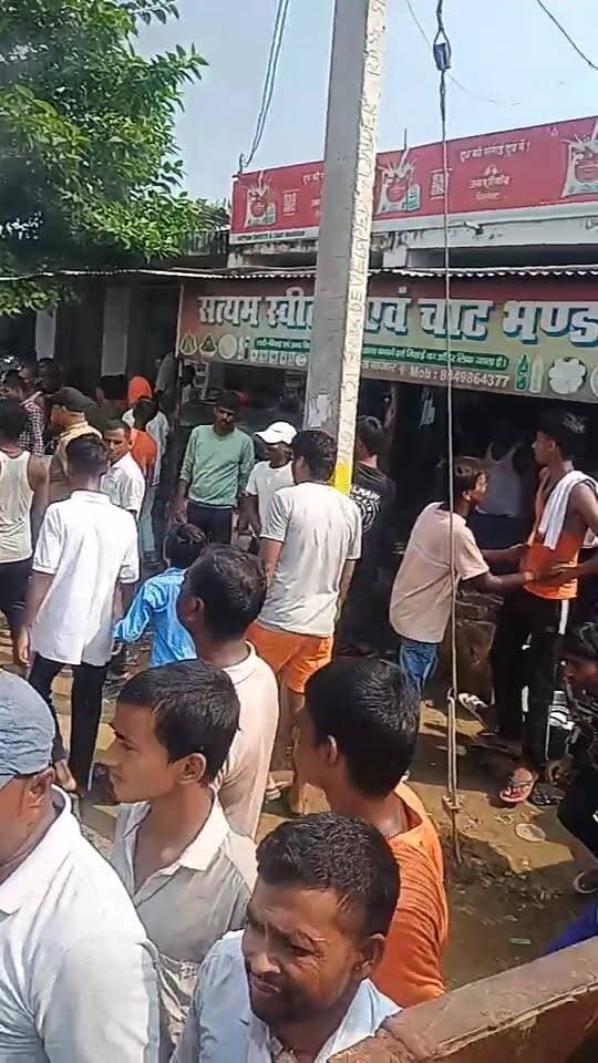 15 दिनों से ट्रांसफार्मर है खराब अधिकारियों को शिकायत के बावजूद नहीं बदल गया ट्रांसफार्मर ग्रामीणों ने आगजनिक कर सड़क पर किया प्रदर्शन