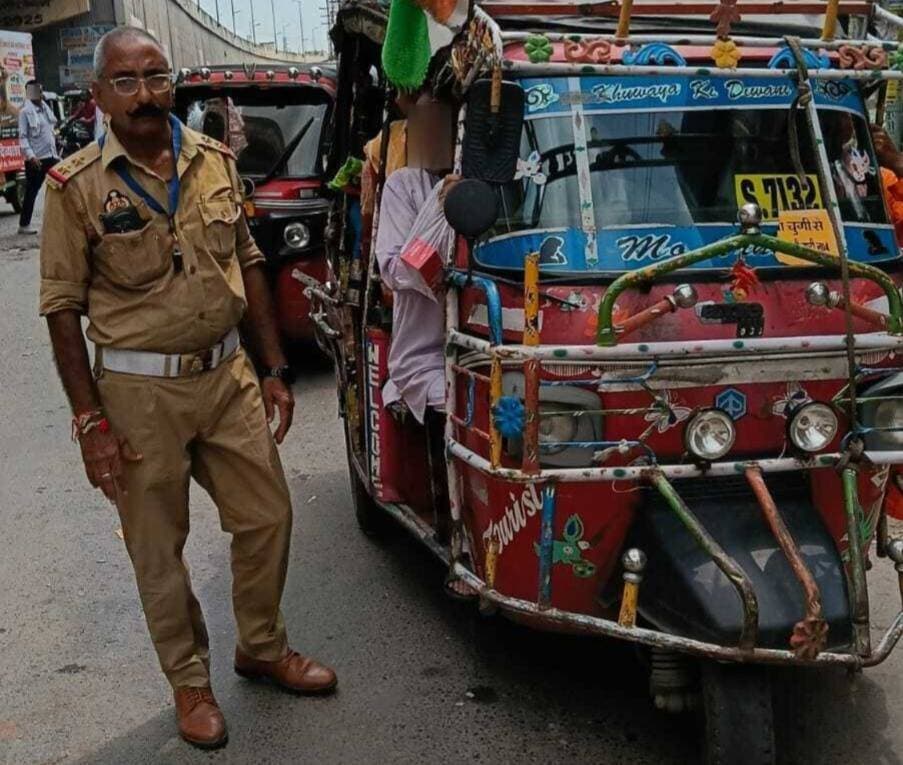 फिरोजाबाद में यातायात पुलिस ने कसा शिकंजा, ओवरलोड ऑटो वालों की अब खैर नहीं!
फिरोजाबाद। शहर में जाम और लापरवाही से चलने वाले वाहनों से परेशान लोगों के लिए राहत वाली खबर है। आज एसएसपी आदित्य लांग्हे के आदेश पर यातायात पुलिस सड़कों पर उतर आई।
जैन मंदिर से लेकर शिकोहाबाद एटा चौराहा और टूण्डला चौराहे तक जहां भी ऑटो-ई रिक्शा आड़े-तिरछे लगे थे, सबको हटाकर रास्ता खाली कराया गया। पुलिस ने साफ कह दिया - ऑटो-ठेला अब अपनी तय जगह पर ही खड़ा होगा।
आज दिनभर क्या हुआ -
ओवर सवारी भरकर दौड़ रहे 45 ऑटो का चालान काटा गया। नाबालिग बच्चे ई-रिक्शा दौड़ा रहे थे, 2 रिक्शा सीज कर दिए गए। 8 गाड़ियों के काले शीशे उतरवाए गए और 175 गाड़ियां तेज रफ्तार में भागते हुए पकड़ी गईं। कुल 672 गाड़ियों पर एक्शन हुआ।
साथ ही पुलिस ने लोगों को रोक-रोक कर हेलमेट पहनने के फायदे बताए और फ्री में हेलमेट भी बांटे।
यातायात पुलिस ने कहा - बच्चो को गाड़ी मत दो, लिमिट में सवारी बैठाओ और नियमों का पालन करो।
आपकी क्या राय है? क्या फिरोजाबाद में यातायात व्यवस्था में सुधार हो रहा है? कमेंट में जरूर बताएं।
ऐसे ही ताजा खबरें देखने के लिए पेज को फॉलो करें @DDMNewsFirozabad
#FirozabadNews #FirozabadPolice #TrafficPolice #SSPAdityaLanghe #UPPolice #FirozabadBreaking #Shikohabad #Tundla #ViralNews #DDMNews