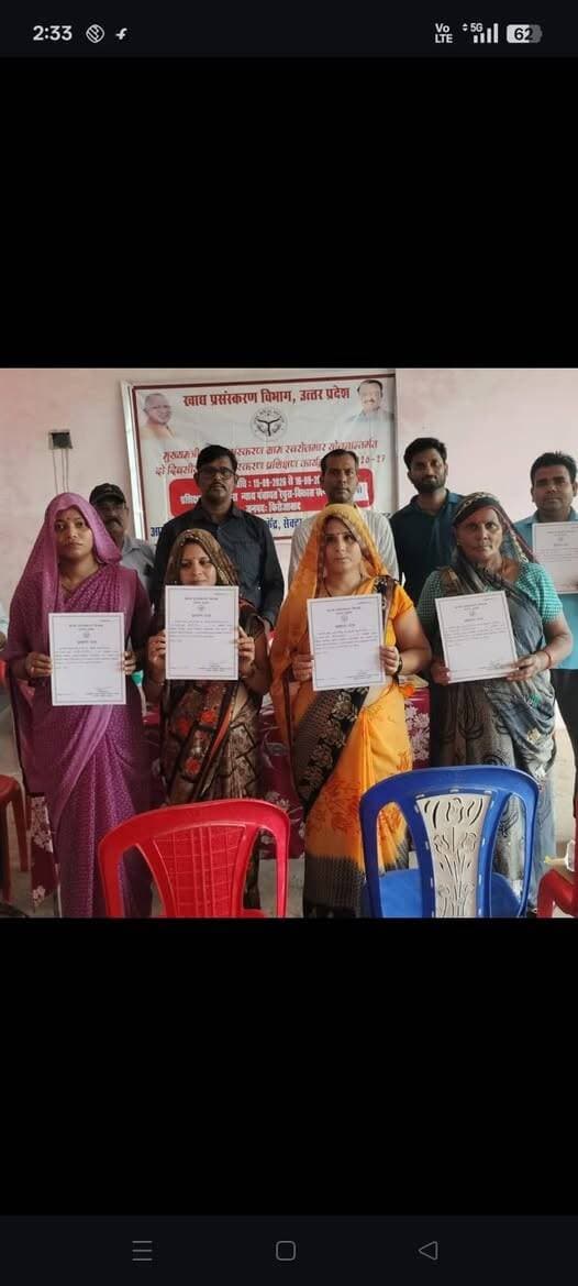 फिरोजाबाद - ग्राम रैपुरा में दो दिवसीय मुख्यमंत्री ग्राम स्वरोजगार प्रशिक्षण संपन्न
प्रभारी राजकीय फल संरक्षण केंद्र, फिरोजाबाद के तत्वावधान में दो दिवसीय मुख्यमंत्री ग्राम स्वरोजगार प्रशिक्षण का आयोजन ग्राम रैपुरा, विकास खण्ड नारखी में किया गया।
कार्यक्रम का शुभारंभ 15 सितंबर को प्राइमरी विद्यालय के प्रधानाचार्य डॉ. हुकम सिंह यादव ने फीता काटकर और मां सरस्वती के समक्ष दीप प्रज्वलित कर किया।
मुख्य अतिथि सेवानिवृत्त पर्यवेक्षक मनोज कुमार दीक्षित, जेएस कॉलेज के प्रवक्ता नागेंद्र यादव एवं गोविंद कुमार ने लाभार्थियों को खाद्य प्रसंस्करण उद्योग लगाने और खाद्य पदार्थों को सुरक्षित रखने की जानकारी दी। इस दौरान लाभार्थियों को स्टेशनरी किट भी वितरित की गई।
कार्यालय प्रभारी शैलेंद्र कुमार वर्मा ने अचार उद्योग, दाल उद्योग, डेयरी उद्योग, मसाला उद्योग, मिनी तेल मिल, आटा मिल आदि में उपयोग होने वाली मशीनों, विभाग द्वारा मिलने वाले अनुदान और पीएमएफएमई (PMFME) योजना की विस्तृत जानकारी दी।
16 सितंबर को सभी प्रशिक्षणार्थियों को प्रमाण पत्र वितरित कर कार्यक्रम का समापन किया गया।
#Firozabad #Narkhi #GramSwarojgar #PMFME #DDMNEWS