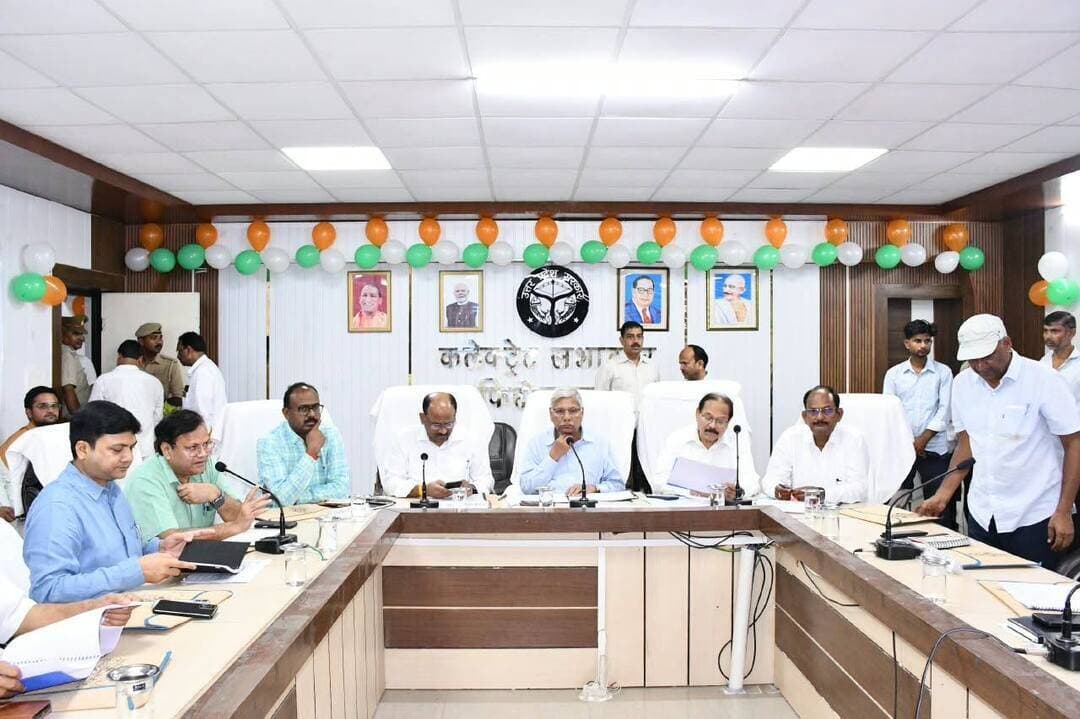 फिरोजाबाद में त्रिस्तरीय पंचायत चुनाव के लिए OBC आरक्षण पर मंथन, पिछड़ा वर्ग आयोग ने किया दौरा
फिरोजाबाद, 16 सितंबर। त्रिस्तरीय पंचायत चुनाव में OBC आरक्षण का सही प्रतिशत तय करने के लिए उत्तर प्रदेश राज्य समर्पित पिछड़ा वर्ग आयोग की टीम ने आज फिरोजाबाद कलेक्ट्रेट सभागार में अधिकारियों और जनप्रतिनिधियों के साथ बैठक की।
आयोग के सदस्यों ने बताया कि सुप्रीम कोर्ट के निर्देश पर 18 मई 2026 को इस डेडिकेटेड कमीशन का गठन किया गया है, जो ट्रिपल टेस्ट फॉर्मूले के तहत पूरे प्रदेश में वैज्ञानिक तरीके से आंकड़े जुटाकर शासन को रिपोर्ट सौंपेगा।
फिरोजाबाद के आंकड़े:
2011 की जनगणना के अनुसार फिरोजाबाद की कुल ग्रामीण जनसंख्या 16,31,306 है, जिसमें OBC जनसंख्या 11,12,725 है जो करीब 68% है। बैठक में जनप्रतिनिधियों ने सर्वसम्मति से OBC आरक्षण जनसंख्या के अनुपात में बढ़ाने की मांग रखी।
जनप्रतिनिधियों ने आयोग को बताया कि ग्रामीण क्षेत्रों में रोजगार के सीमित साधन और उच्च शिक्षा की दूरी पिछड़ेपन का मुख्य कारण है।
बैठक में आयोग सदस्य बृजेश कुमार, अरविंद चौरसिया, एसपी सिंह, संतोष कुमार के साथ जिलाधिकारी संतोष कुमार शर्मा, सीडीओ शत्रोहन वैश्य सहित कई अधिकारी मौजूद रहे।
#Firozabad #PanchayatElection #OBCArakshan #TripleTest #DDMNEWS