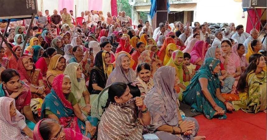 इटावा - लोहिया ट्रस्ट की कमान संभालेंगे अखिलेश यादव, शिवपाल ने रखा प्रस्ताव
इटावा। समाजवादी पार्टी के भीतर बड़ी सियासी खबर सामने आई है। लोहिया ट्रस्ट के आधुनिक विकास के लिए सपा महासचिव शिवपाल सिंह यादव ने ट्रस्ट के अध्यक्ष पद के लिए अखिलेश यादव के नाम का प्रस्ताव रखा, जिसे सर्वसम्मति से पास कर दिया गया।
अब जल्द ही अखिलेश यादव लोहिया ट्रस्ट की कमान संभालेंगे। इस फैसले को चाचा-भतीजे की सियासी एकजुटता के तौर पर देखा जा रहा है।
#Etawah #AkhileshYadav #ShivpalYadav #LohiaTrust #SamajwadiParty #DDMNEWS