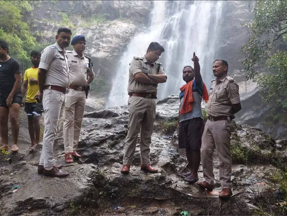*जिले के तिलैया थानान्तर्गत वृन्दाहा वॉटर फॉल में डूबे छात्र सागर कुमार की तलाशी हेतु थाना प्रभारी, तिलैया, अनुमंडल पुलिस पदाधिकारी, कोडरमा के साथ पुलिस अधीक्षक द्वारा वृन्दाहा वॉटर फॉल जाकर निरीक्षण किया गया। इस क्रम में रेस्क्यू टीम के साथ विचार विमर्श किया गया। साथ ही छात्र के परिजनों से मुलाकत कर छात्र की बरामदगी करने के संबंध में पुलिस द्वारा की जा रही कार्रवाई से अवगत कराया गया। कोडरमा पुलिस छात्र की बरामदगी हेतु लगातार प्रयासरत है*।
