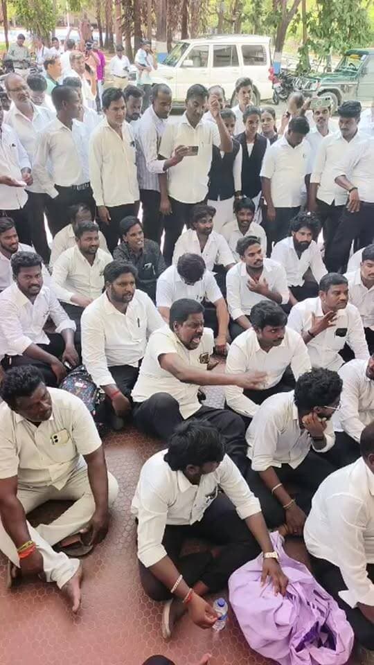 🔴 நேரலை செய்தி | விழுப்புரம்
விழுப்புரம் மாவட்ட ஆட்சியர் அலுவலகத்தை வழக்கறிஞர்கள் முற்றுகையிட்டு போராட்டம்!
விழுப்புரம் மாவட்ட ஆட்சியர் அலுவலகம் முன்பு வழக்கறிஞர்கள் திரண்டு, தங்களது கோரிக்கைகளை வலியுறுத்தி முற்றுகைப் போராட்டத்தில் ஈடுபட்டு வருகின்றனர்.
📍 இடம்: விழுப்புரம் மாவட்ட ஆட்சியர் அலுவலகம்
🔴 தற்போது நேரலை காட்சி
TN32NEWS – விழுப்புரம் மாவட்டத்தின் நேரலை செய்திகள்