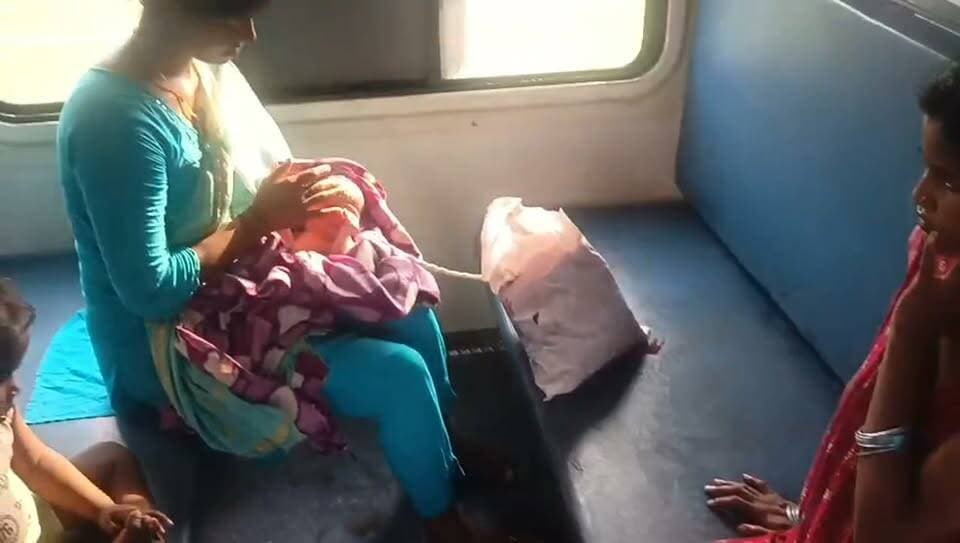 चलती ट्रेन में महिला ने दिया बच्ची को जन्म, RPF ने दिखाई तत्परता
कोडरमा। कोडरमा-दानापुर राजगीर एक्सप्रेस में बुधवार को एक महिला ने बच्ची को जन्म दे दिया। जानकारी के अनुसार, ट्रेन संख्या 13233 अप के साधारण कोच में सफर कर रही 27 वर्षीय काजल कुमारी को अचानक प्रसव पीड़ा शुरू हो गई। महिला के साथ उसकी ननद और दो छोटे बच्चे भी थे।
ड्यूटी पर तैनात आरपीएफ जवानों ने महिला की हालत देख तत्काल मदद शुरू की। स्थानीय सामुदायिक अस्पताल फतेहपुर से एंबुलेंस की व्यवस्था कर पहाड़पुर स्टेशन पर तैनात आरपीएफ स्टाफ को भी सूचना दी गई।
ट्रेन के 15 बजकर 56 मिनट पर पहाड़पुर स्टेशन के प्लेटफॉर्म नंबर 3 पर पहुंचते ही आरपीएफ जवानों और पोर्टर की मदद से महिला को स्ट्रेचर के जरिए एंबुलेंस तक पहुंचाया गया। इसके बाद उसे सामुदायिक अस्पताल फतेहपुर भेजा गया।
आरपीएफ के अनुसार जच्चा और बच्चा दोनों स्वस्थ हैं।