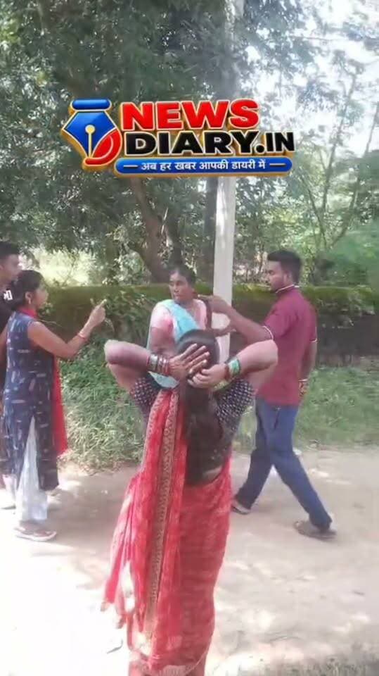 तिलैया थाना गुमो के सतपुलिया रोड स्थित नकली पैंथर बनकर डराने-धमकाने और रुपये-मोबाइल छीनने का आरोप, पुलिस जांच में जुटी
तिलैया थाना गुमो के सतपुलिया रोड स्थित आरएन फर्नीचर दुकान के पीछे 14 सितंबर की रात करीब 8:30 से 9 बजे के बीच नकली पैंथर बनकर एक युवक के साथ मारपीट कर 5 हजार रुपये और मोबाइल छीनने का मामला सामने आया है। आरोप है कि कैलाश उर्फ कारू ने झलपो निवासी धीरज कुमार को डराया-धमकाया और उसके साथ मारपीट की। पीड़ित युवक ने बताया कि आरोपित ने वो मोबाइल को अनलॉक कर उसमें मौजूद घरेलू तस्वीरें भी अपने मोबाइल में ले लीं।
परिजनों द्वारा पूछताछ करने पर धीरज ने बताया कि आरोपित पैंथर की वर्दी में नहीं था और न ही वह पीसीआर वाहन में था। इसके बाद परिजनों को उसके नकली पैंथर होने का संदेह हुआ। 15 सितंबर को जब परिजनों ने इस संबंध में आरोपित से पूछताछ की तो कथित तौर पर उसने लाठी-डंडे से हमला कर दिया। इसके बाद परिजनों ने 112 पर सूचना दी। पुलिस मौके पर पहुंची, लेकिन तब तक आरोपित पक्ष घर में ताला लगाकर फरार हो चुका था। मामले को लेकर राजकुमार के परिवार की ओर से आवेदन दिया गया है। पुलिस मामले की जांच-पड़ताल कर रही है।
