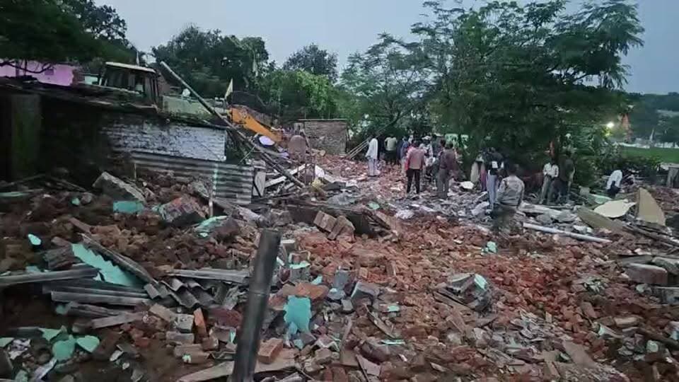 राजधानी राँची में बिरसा चौक से अरगोड़ा चौक की ओर जाने वाली बाईपास रोड के किनारे बने घरों पर ध्वस्तीकरण की कार्रवाई की गई। मौके पर Bulldozer/JCB के जरिए निर्माण को हटाया गया और बड़ी संख्या में स्थानीय लोग मौके पर मौजूद रहे।
#RanchiLive #RanchiNews #BirsaChowk #ArgoraChowk #RanchiBypassRoad #RanchiBulldozer #BulldozerAction #JCBAction #RanchiDemolition #RanchiEncroachment #RanchiGroundReport #RanchiBreakingNews #RanchiNewsToday #JharkhandNews #JharkhandLive #RanchiLocalNews #BirsaChowkNews #ArgoraNews #रांची #बिरसाचौक #अरगोड़ाचौक #रांचीन्यूज़ #अतिक्रमण #बुलडोजरकार्रवाई #RanchiClubTV