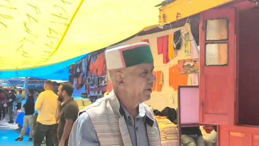 पिछले 40 सालों से पैदल नंगे पांव कर रहे हैं यात्रा।
जम्मू कश्मीर के 1986 से लगातार यात्रा कर रहे पन्नालाल से विशेष बातचीत