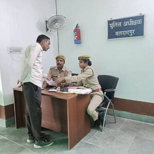 #बलरामपुर ! शिकायतकर्ताओं के लिए नई पहल: पावती पर्ची व्यवस्था शुरू, अब थाने और एसपी दफ्तर में मिलेगी रसीद...
#बलरामपुर। जनपद में पुलिस महकमे के पास अपनी फरियाद लेकर पहुंचने वाले पीड़ितों और शिकायतकर्ताओं की समस्याओं के त्वरित, पारदर्शी और प्रभावी निस्तारण के लिए एक नई एवं सराहनीय पहल की शुरुआत की गई है। पुलिस अधीक्षक बलरामपुर, श्री मार्तण्ड प्रकाश सिंह के निर्देशों पर जनपद के सभी थानों और एसपी कार्यालय में पावती/पर्ची व्यवस्था लागू कर दी गई है।
इस नई व्यवस्था के तहत एसपी कार्यालय या जनपद के किसी भी थाने में प्रार्थना-पत्र (लोक शिकायत) देने वाले आवेदक को तुरंत एक पावती/पर्ची सौंपी जाएगी। इस पर्ची पर निम्नलिखित विवरण स्पष्ट रूप से दर्ज रहेंगे:
प्रार्थना-पत्र का क्रमांक
आवेदक/पीड़ित का नाम एवं पूरा पता
समस्या का संक्षिप्त विवरण
मामले की जांच कर रहे संबंधित अधिकारी का नाम एवं मोबाइल नंबर
पारदर्शिता और जवाबदेही होगी तय
पावती पर्ची व्यवस्था से अब फरियादियों को अपने प्रार्थना-पत्र पर हो रही कार्रवाई की अद्यतन स्थिति (अपडेट) आसानी से मिल सकेगी। इसके साथ ही, जांच अधिकारी की सीधी जवाबदेही तय होगी, जिससे मामलों के निस्तारण में लेट-लतीफी पर अंकुश लगेगा।
पहले ही दिन आवेदकों ने जताई खुशी
व्यवस्था लागू होने के प्रथम दिवस पर ही एसपी कार्यालय पहुंचे शिकायतकर्ताओं को मौके पर पावती पर्ची दी गई। पुलिस अधीक्षक बलरामपुर की इस जनहितैषी पहल का आगंतुकों ने स्वागत किया और पुलिस प्रशासन की इस पारदर्शी कार्यशैली की जमकर सराहना की।
#balrampur #balrampurpolice #spbalrampur #BalrampurPolice